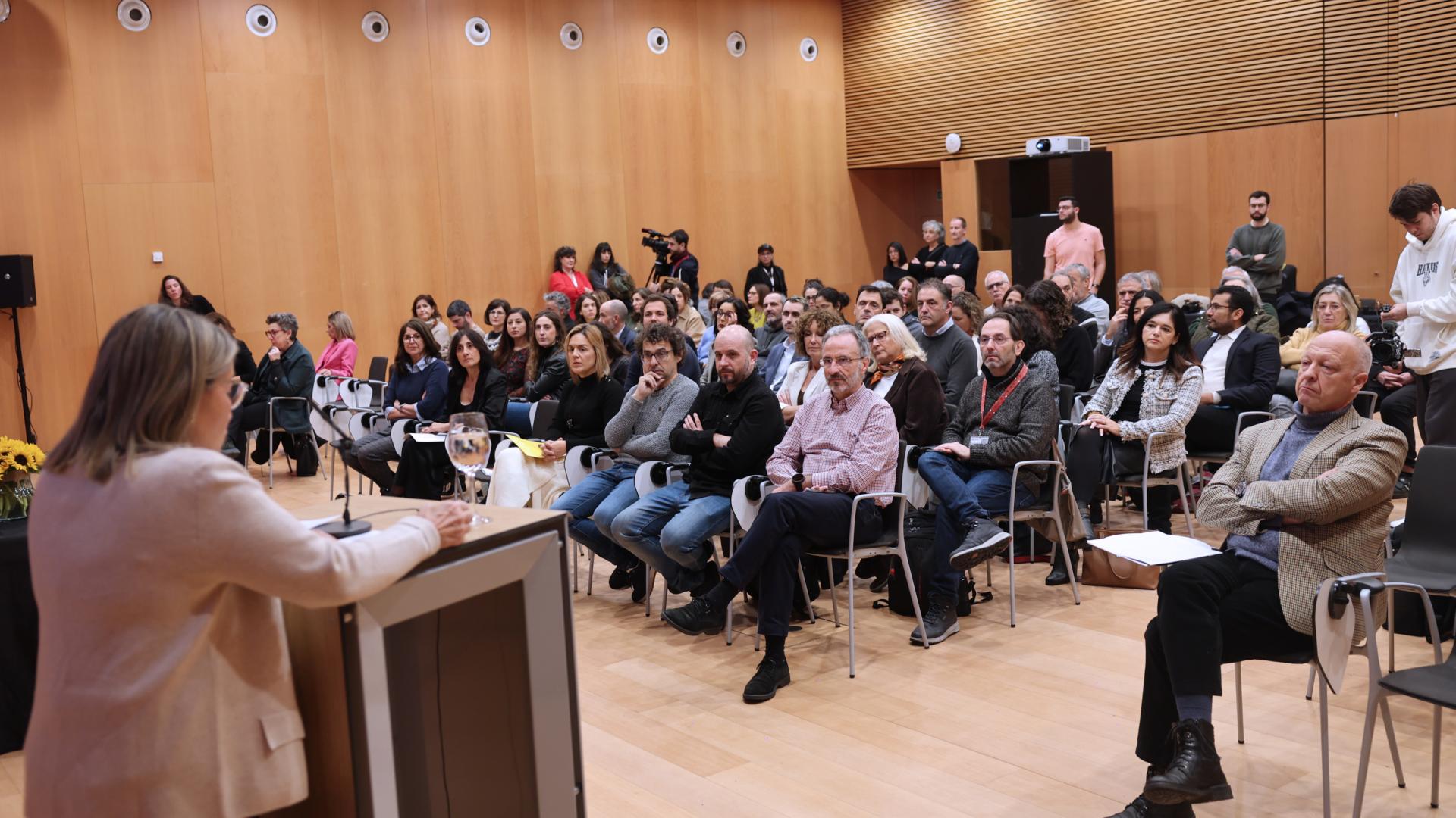 La presidenta de Cruz Roja Navarra, Isabel Cadena, se dirige a los asistentes al acto en Baluarte