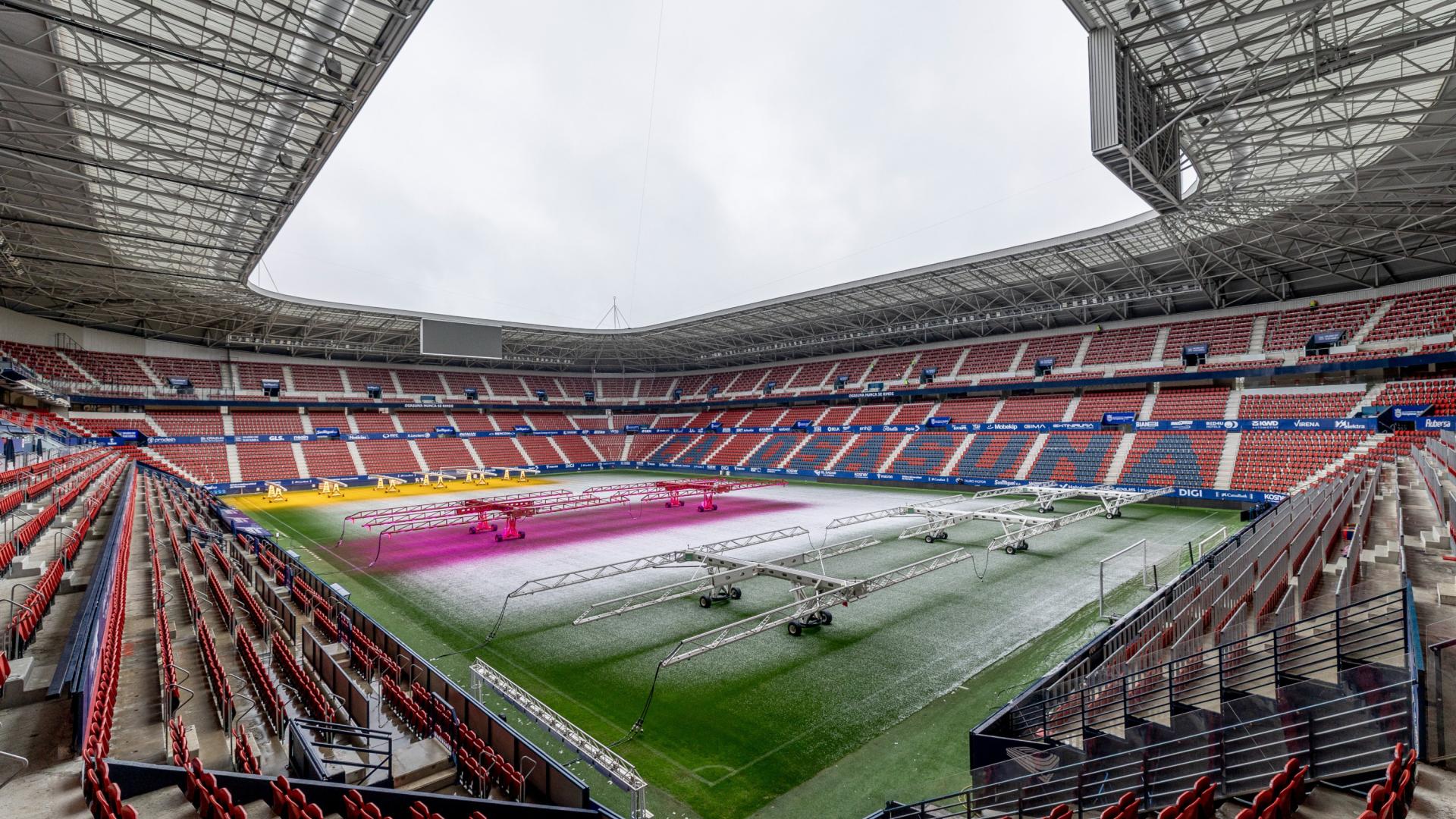 El club puso en funcionamiento las lámparas sobre el césped de El Sadar para mitigar los efectos de la nieve en una escena de ayer por la mañana.