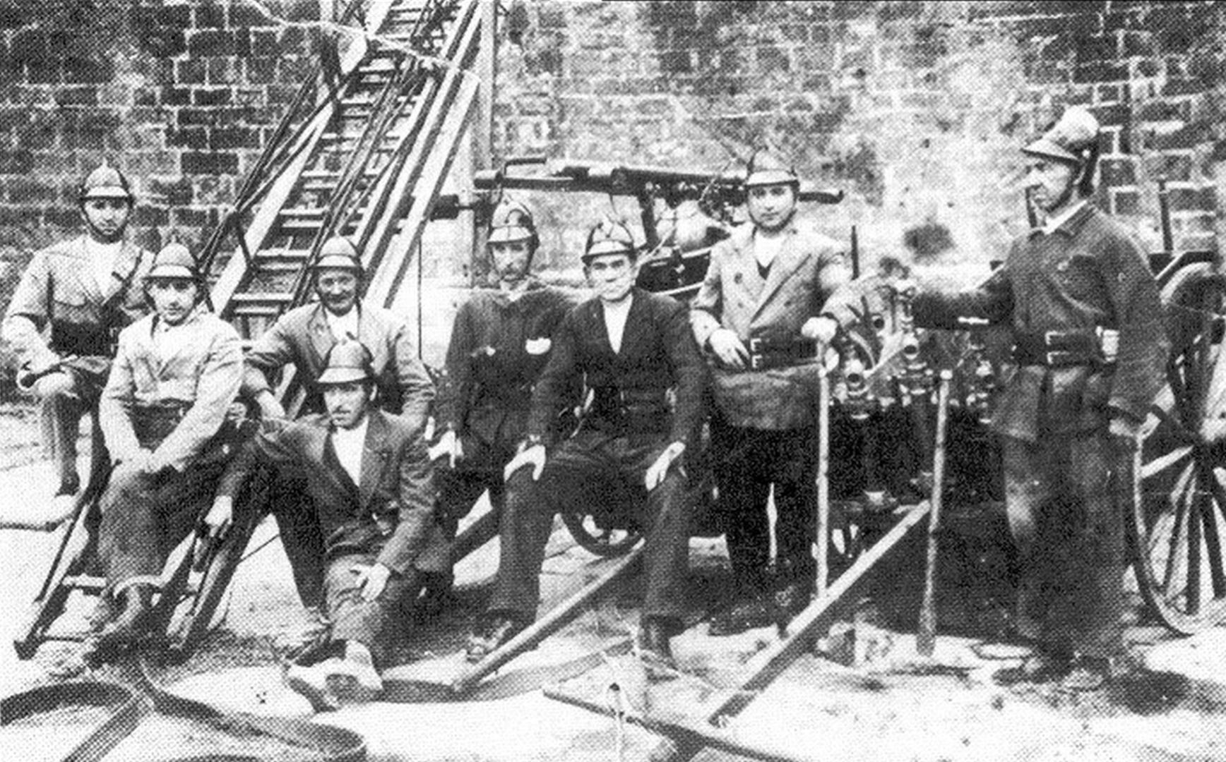 Grupo de bomberos de Aoiz en una imagen tomada hacia el año 1928