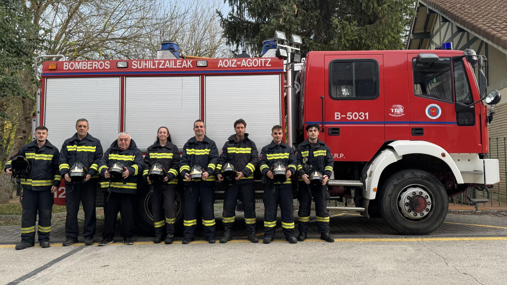 LOS BOMBEROS DEL CENTENARIO. En la foto, parte de la plantilla actual de los bomberos voluntarios de Aoiz. Conforman la agrupación municipal 17 personas: Andrés Aquerreta Apesteguía, Jesús Munárriz González, Javier Imízcoz Goñi, Pedro Imízcoz Goñi, Oier Goñi Salvador, Daniel Pérez Vázquez, Aitor Biurrun Bidondo, Alexa Recalde Aguareles, Rubén Moriones Istúriz, Mike Lacabe Inda, Julián Hernández Rey, David Larumbe Aguareles, Ander Orzanco Ardanaz, Iñigo Carlos Bueno, Jon Urrutikoetxea Etxarte, Adei Osés Lorca y Jorge Celay Iriarte