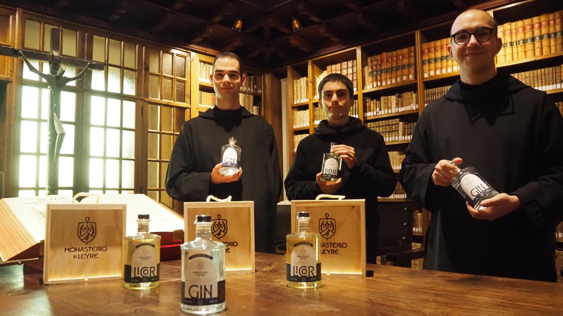 Borja Vaillo Usón, José Jerónimo Bou Marín y Eduardo Oliver Piqué, con botellas de la ginebra y el licor del Monasterio de Leyre