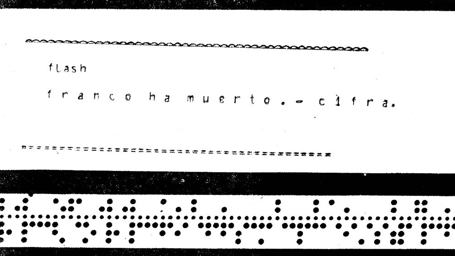 El teletipo de Cifra, entonces el servicio nacional de Efe, con la muerte de Franco. Debajo, la cinta perforada en la que llegaban las noticias /