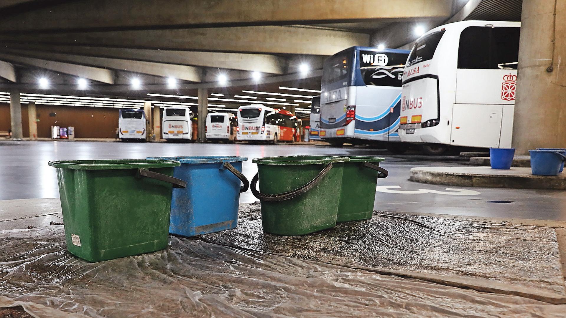 Cubos para recoger las goteras en las dársenas de la estación de autobuses en una imagen de archivo /