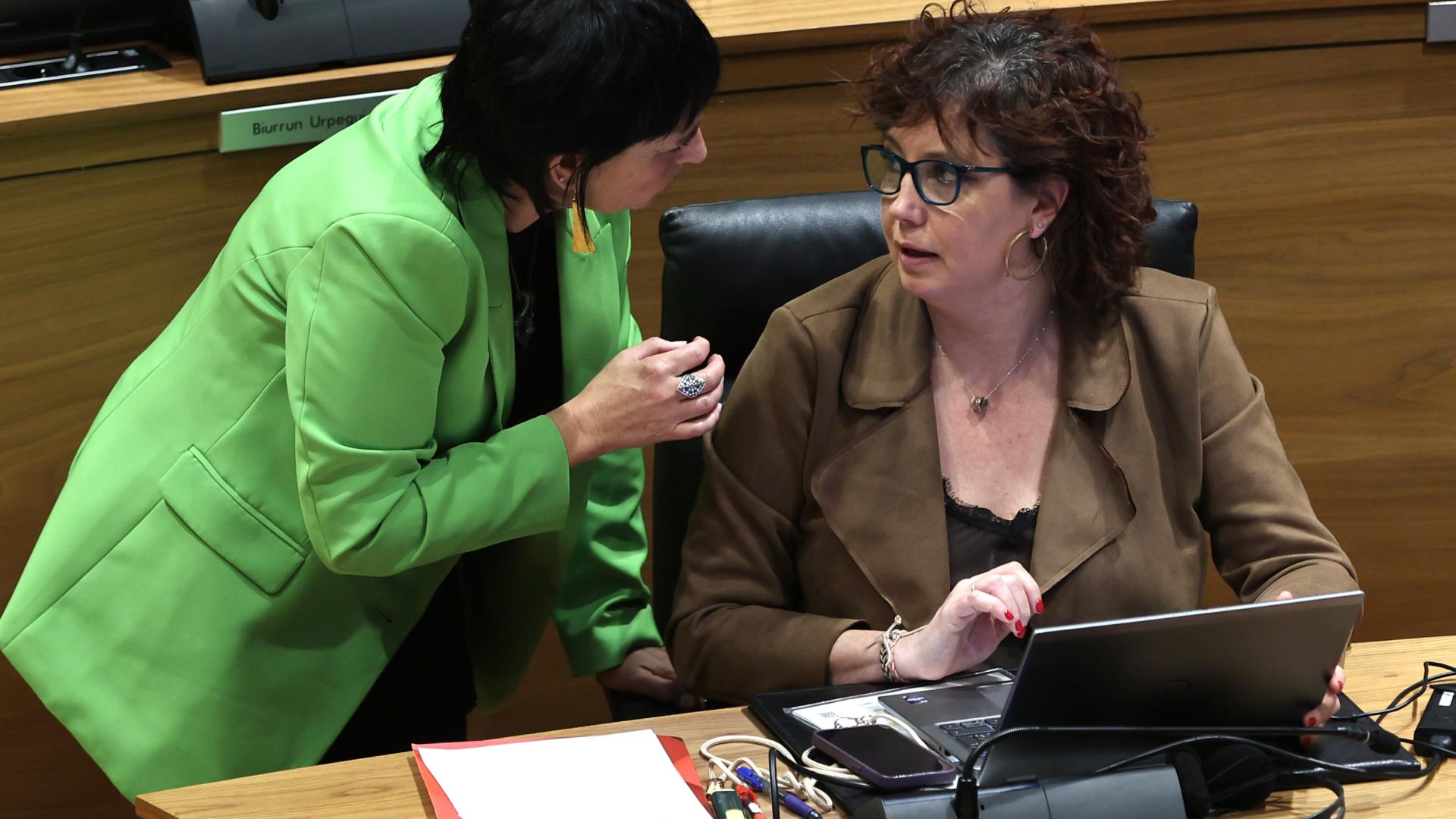 Los portavoces de EH Bildu y PSN, Laura Aznal y Ainhoa Unzu, en el Parlamento, durante una sesión plenaria
