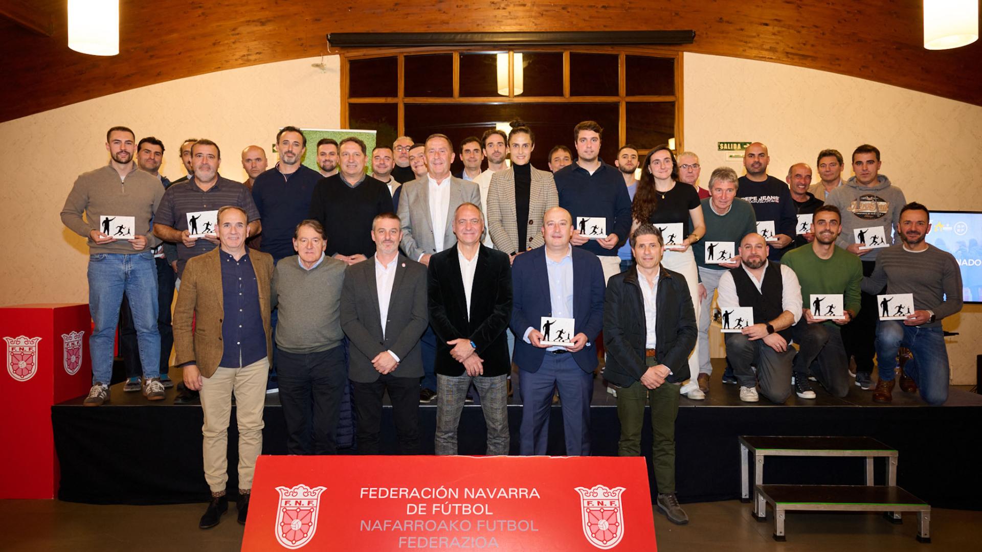 La Federación Navarra de Fútbol reconoció a una treintena de entrenadores y entrenadoras del fútbol navarro.