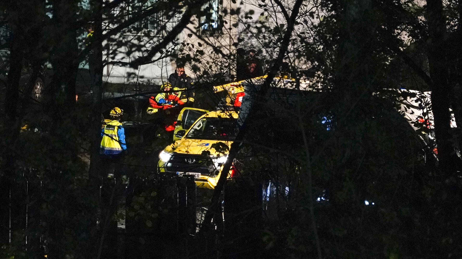 Los servicios de Emergencias y la Guardia Civil, en el exterior de la mina donde se ha producido el accidente