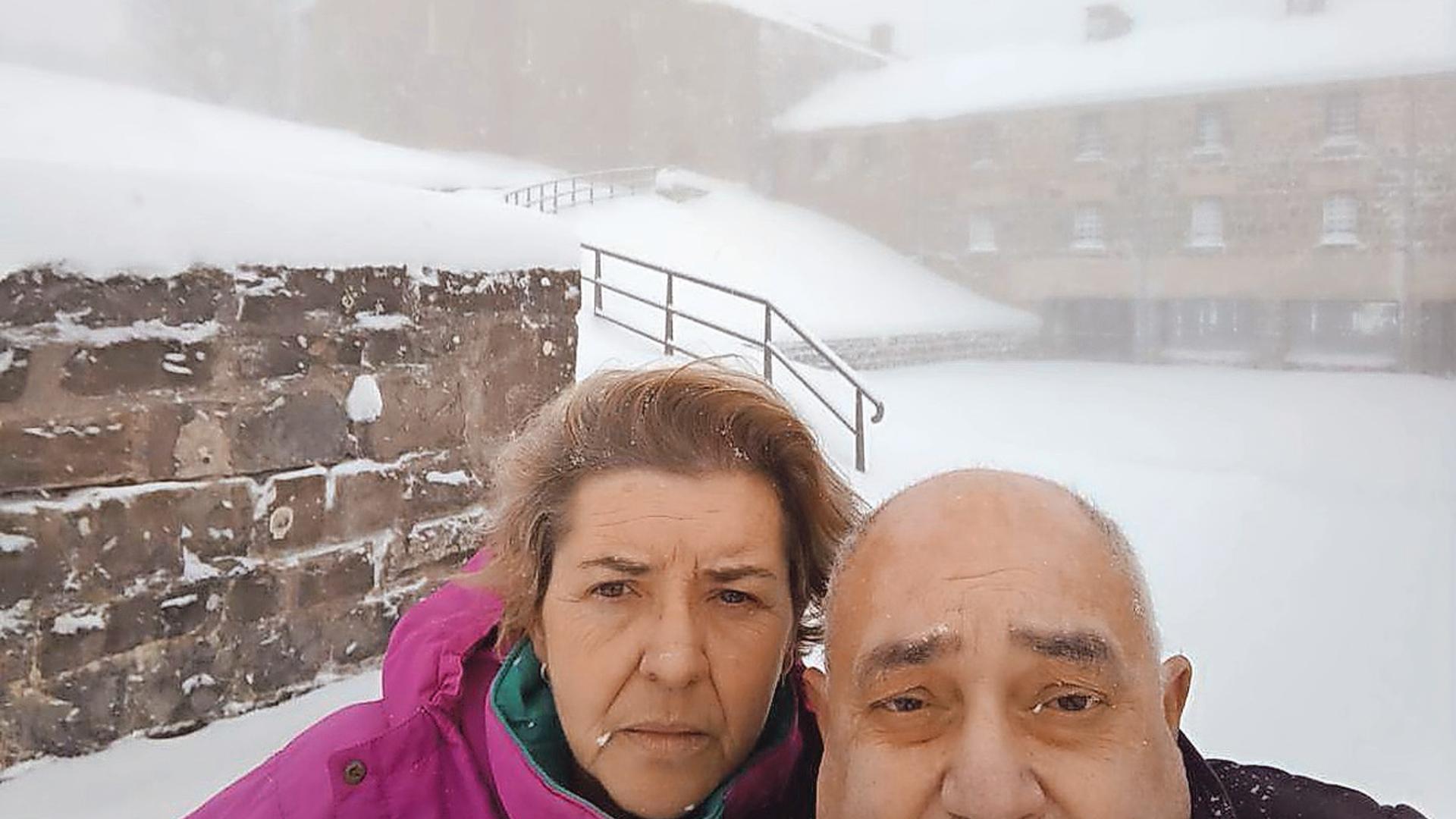 A eso de las once de la mañana, Miren Zulaica y Manuel Salah se retrataron con un fondo de postal