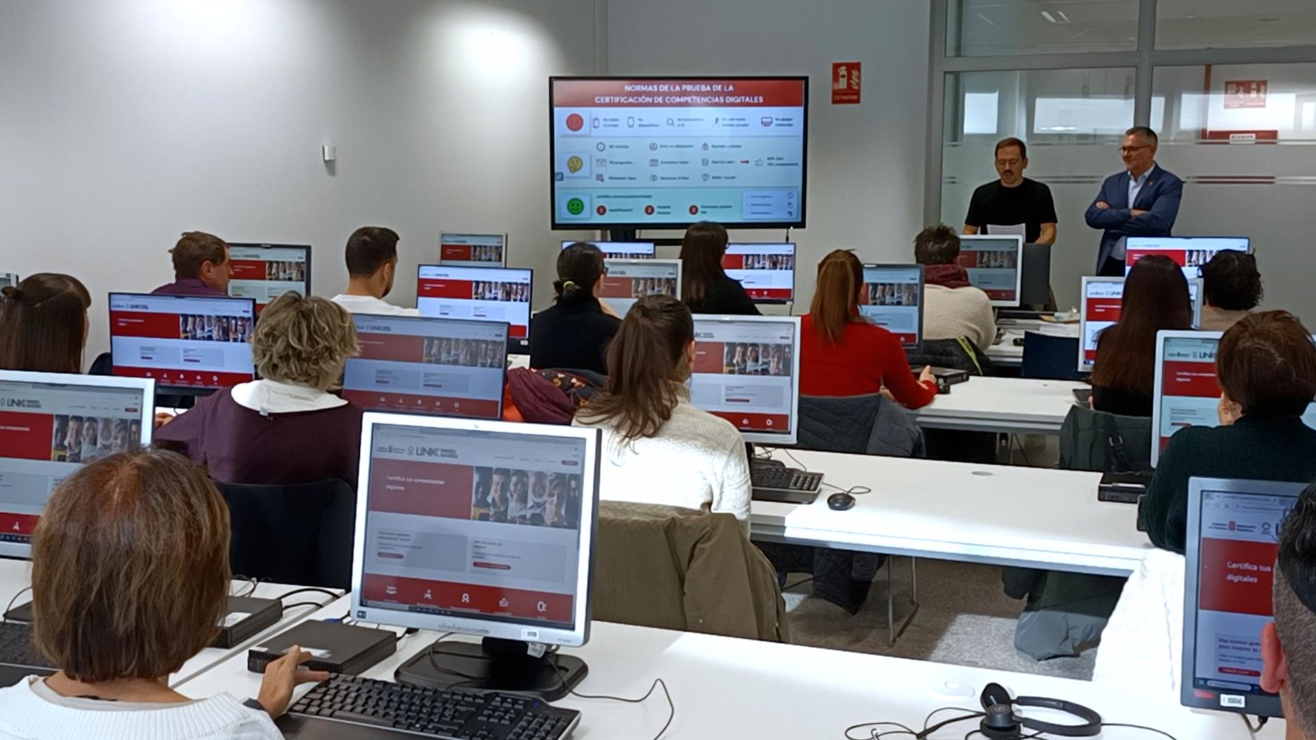 El consejero de Universidad, Innovación y Transformación Digital, Juan Luis García, asiste a la primera prueba para obtener la nueva certificación oficial en competencias digitales