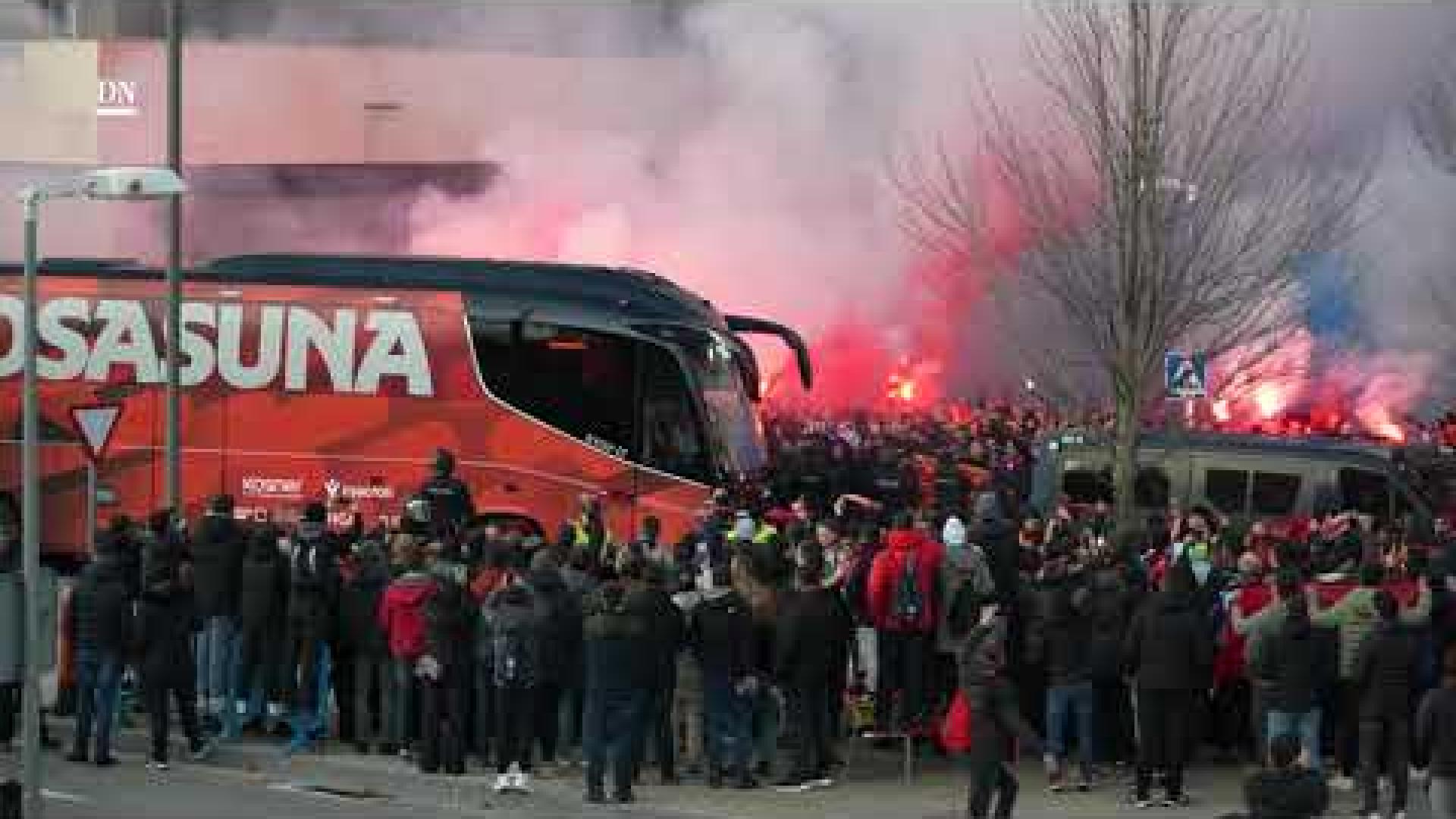 Llegada del autobús de Osasuna a El Sadar