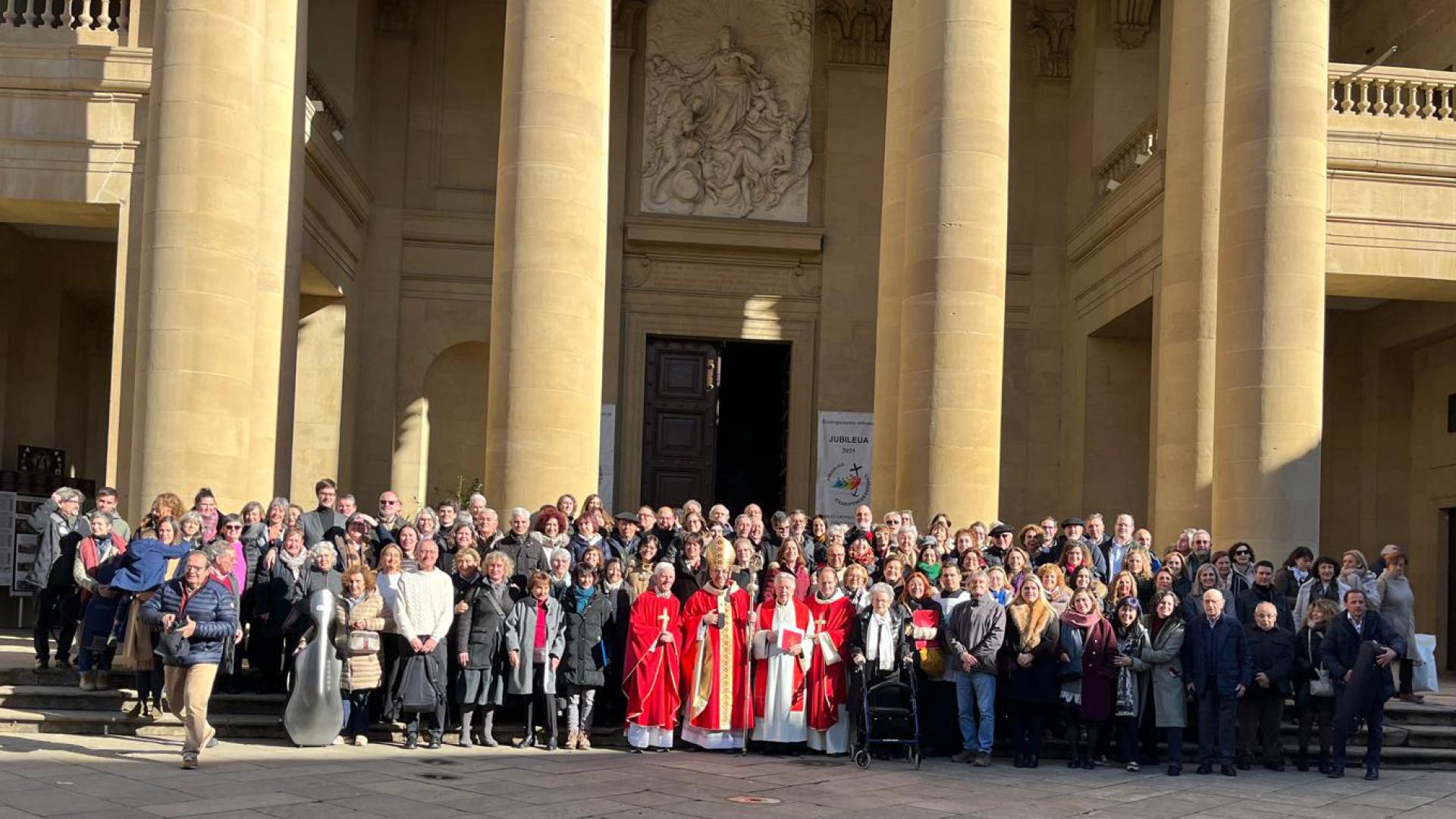 Foto grupal de los participantes del Jubileo que ha tenido lugar este sábado 22 de noviembre en la Catedral de Pamplona