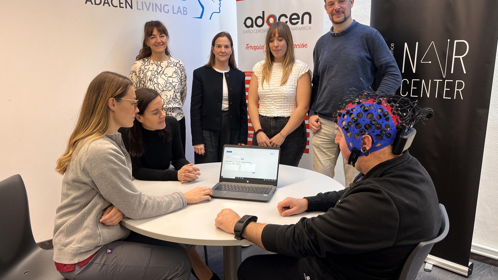 Sentados: Teo Abajo (usuario Adacen), Amaia Aguas (Adacen) y Ana Iriarte (NAIRCenter). De pie: Silvia Astráin (Adacen), Marisol Gómez (NAIR), Miren Murguiondo y Andrés Ilundáin (Adacen).