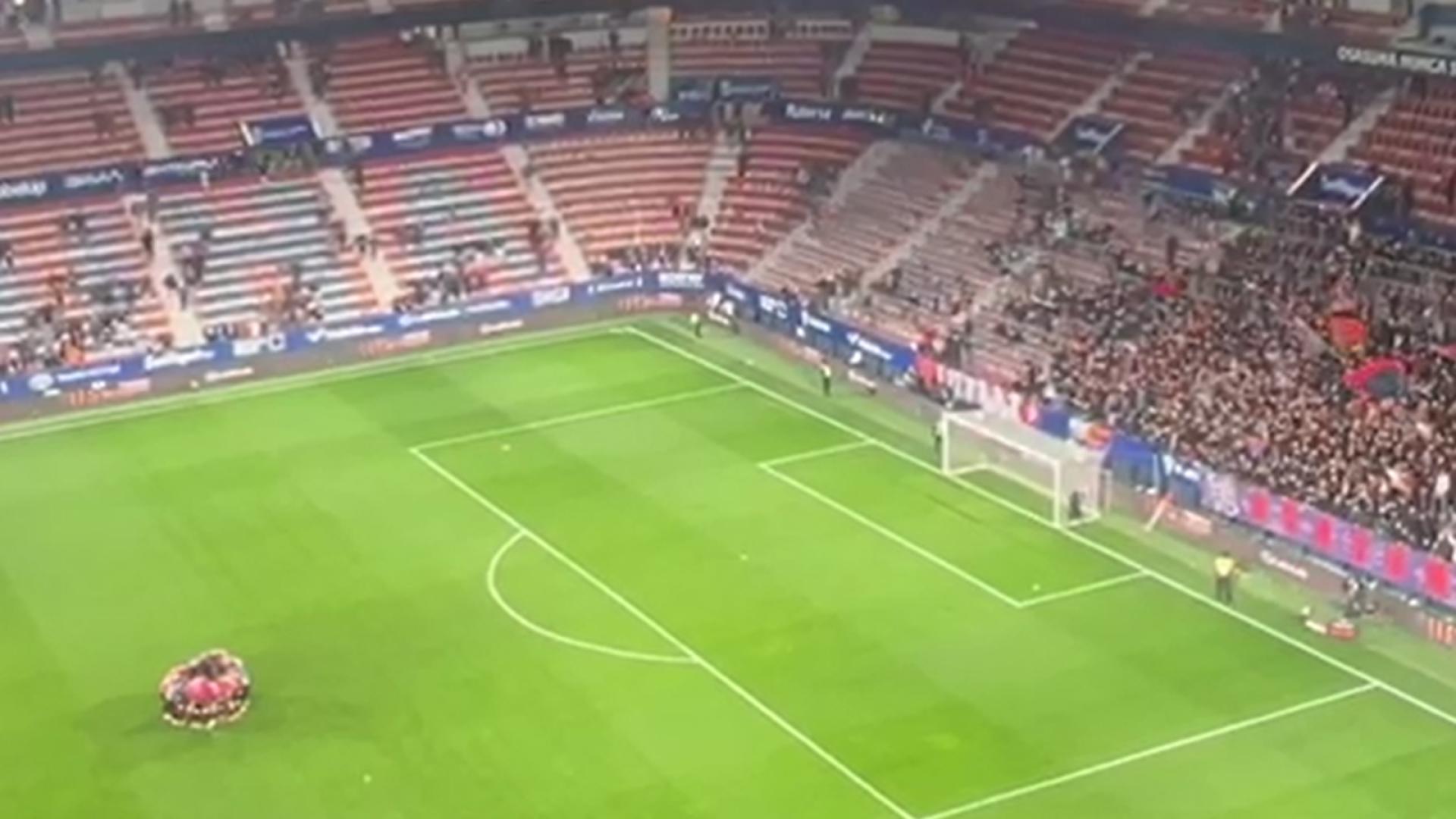 La decepción de Osasuna contra la Real Sociedad, tras una derrota que le deja al borde del descenso, ha generado una escena llamativo entre los cánticos de apoyo de Graderío Sur: una parte de los jugadores se ha reunido para hacer una especie de conjura antes de marcharse a los vestuarios