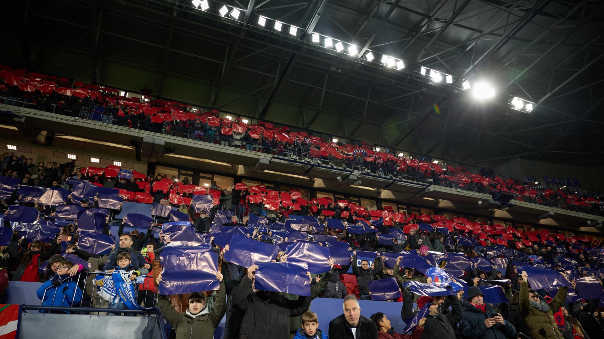 Aficionados rojillos durante el mosaico previo al Osasuna-Real Sociedad del sábado