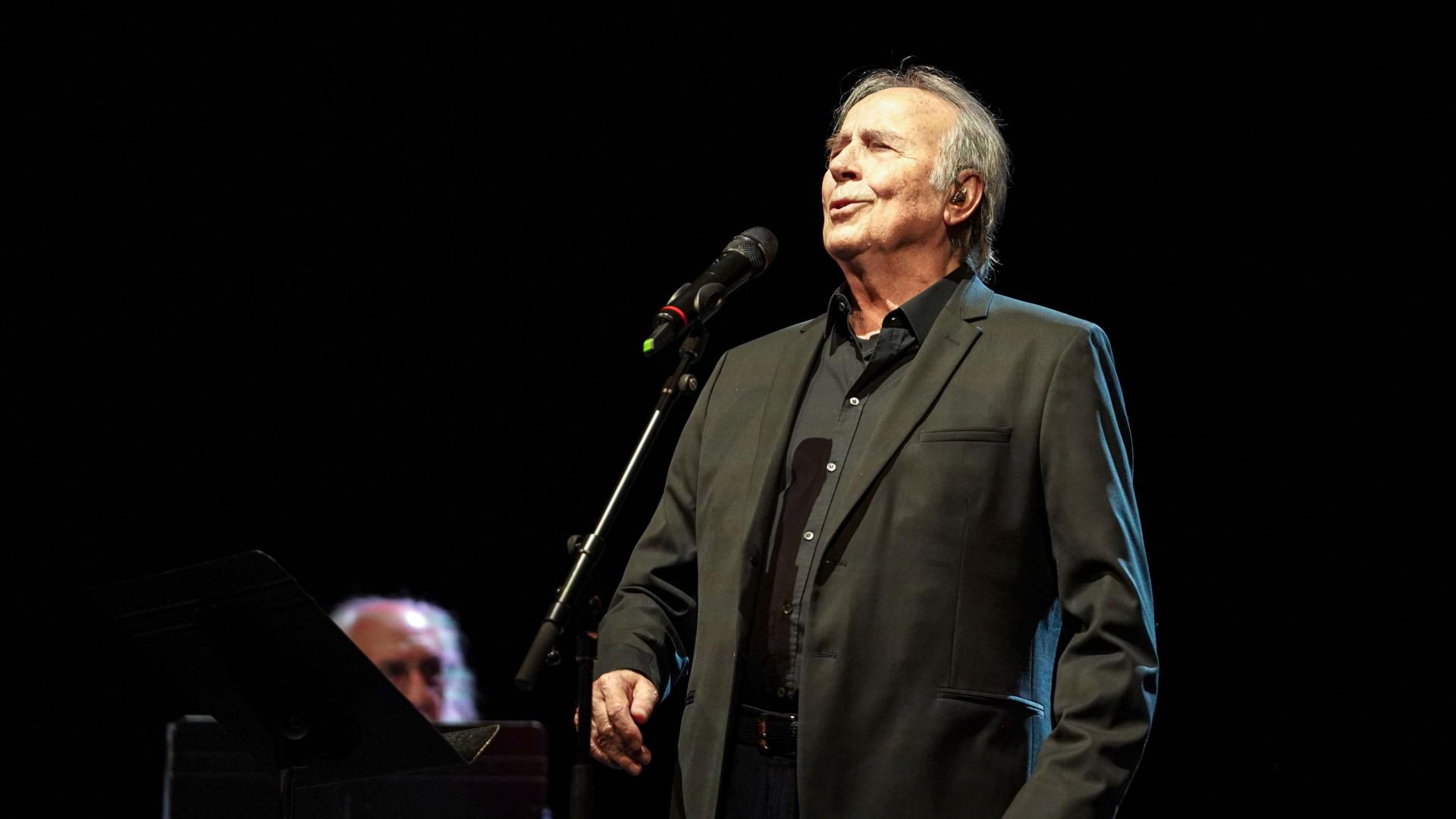 El cantautor español Joan Manuel Serrat durante su actuación en el Teatro Principal de Maó en una gala a favor de la Fundació Clarós para recaudar fondos que se destinarán a misiones humanitarias