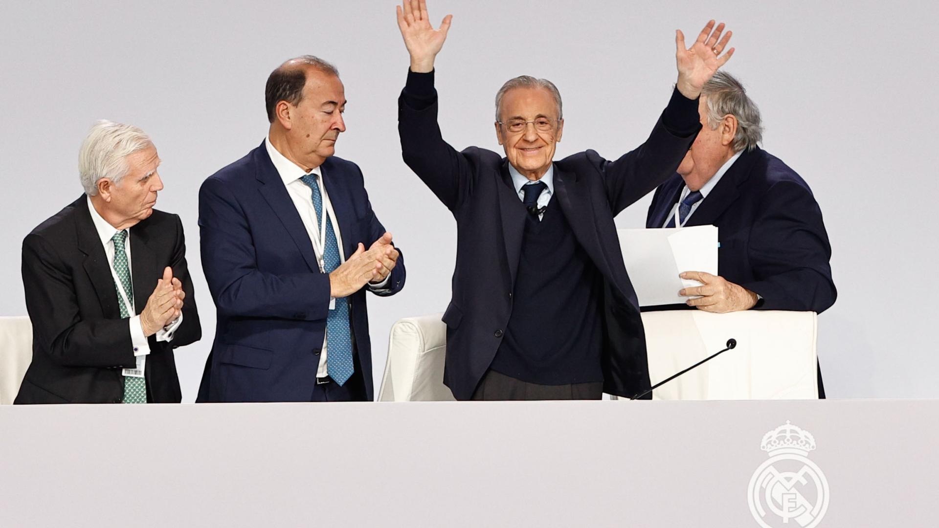 El presidente del Real Madrid, Florentino Pérez, recibe los aplausos tras su intrevención en la asamblea general ordinaria del club este domingo en Madrid. Una reunión de los socios compromisarios para avanzar en el proyecto de gran cambio de su modelo societario y aprobar los datos económicos, que superan los mil millones de euros de ingresos en el último ejercicio