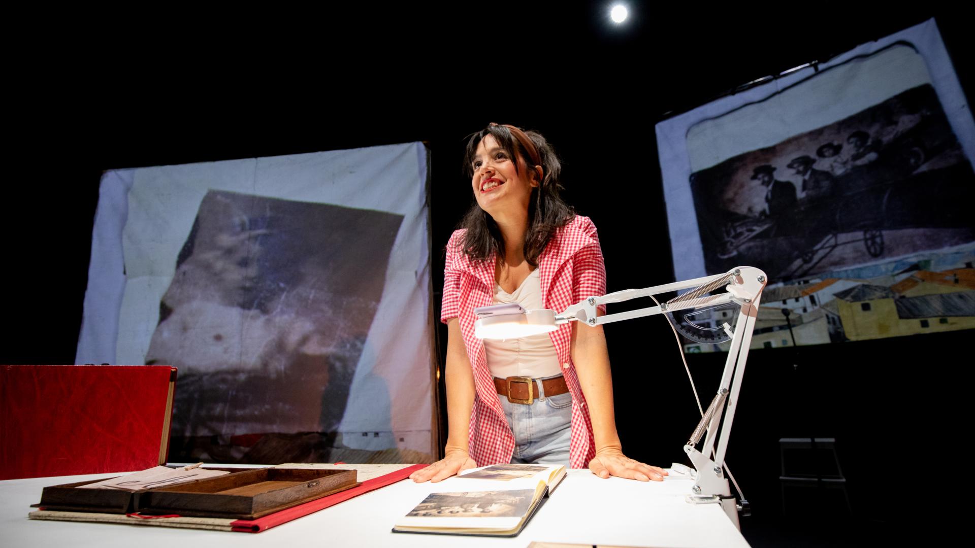 La actriz tafallesa Adriana Salvo, en un momento de la obra