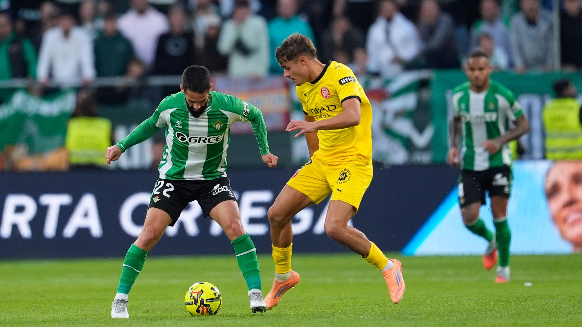 Francisco 'Isco' Alarcon (Real Betis) y Hugo Rincon (Girona FC), en un momento del partido