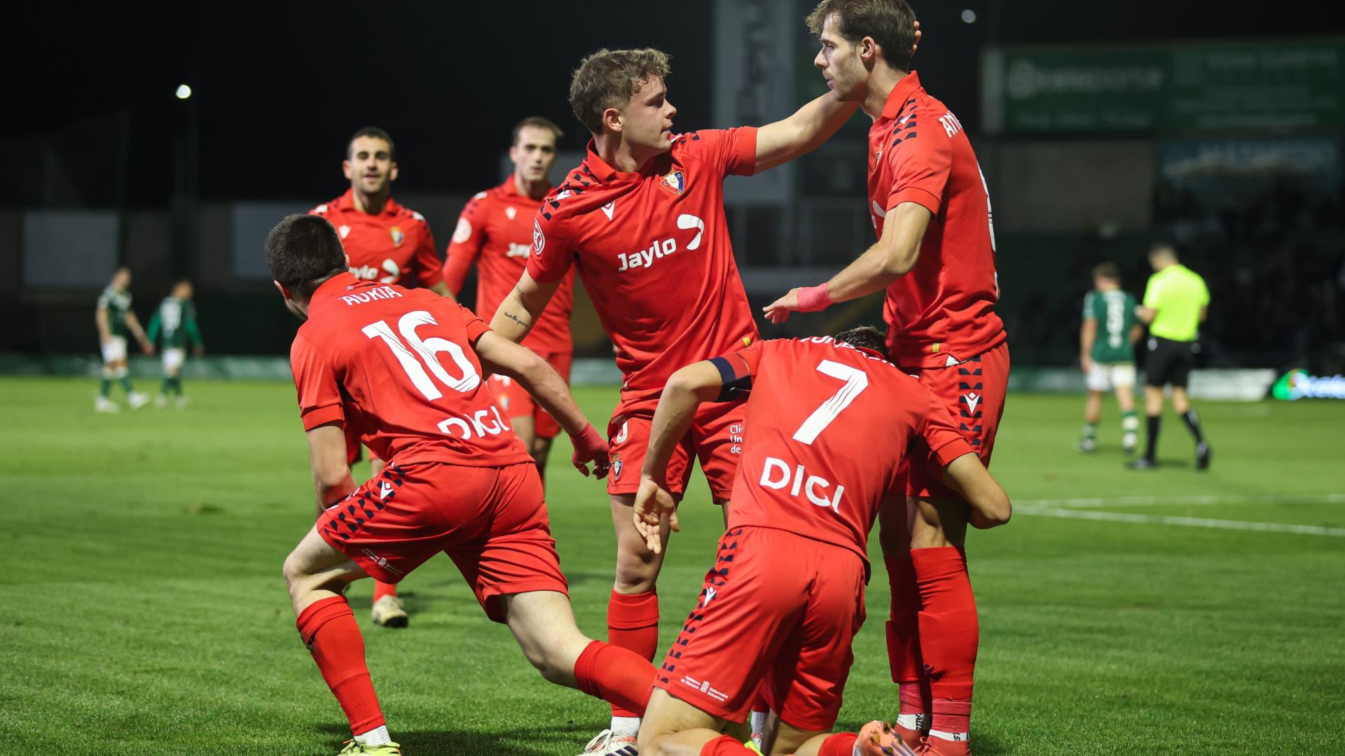 Los jugadores de Osasuna Promesas felicitan a Ander Yoldi por su gol
