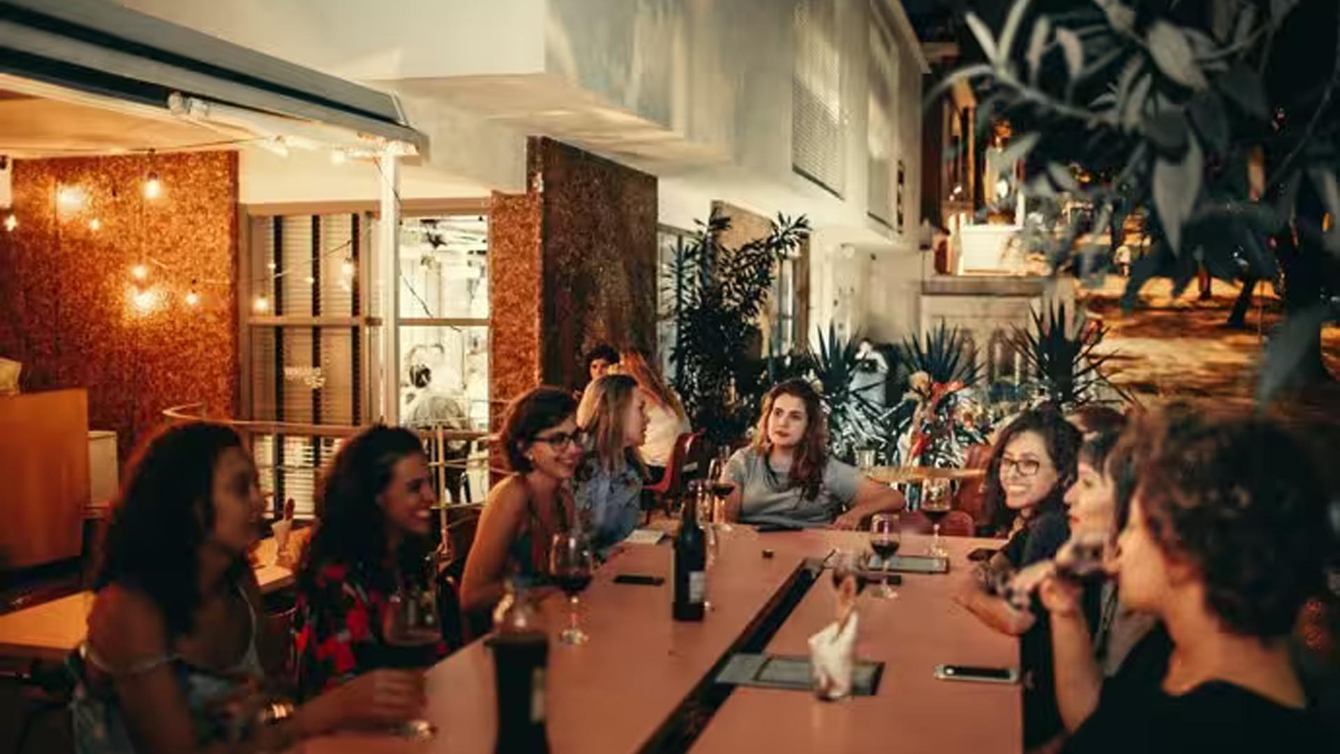 Varias personas en un restaurante