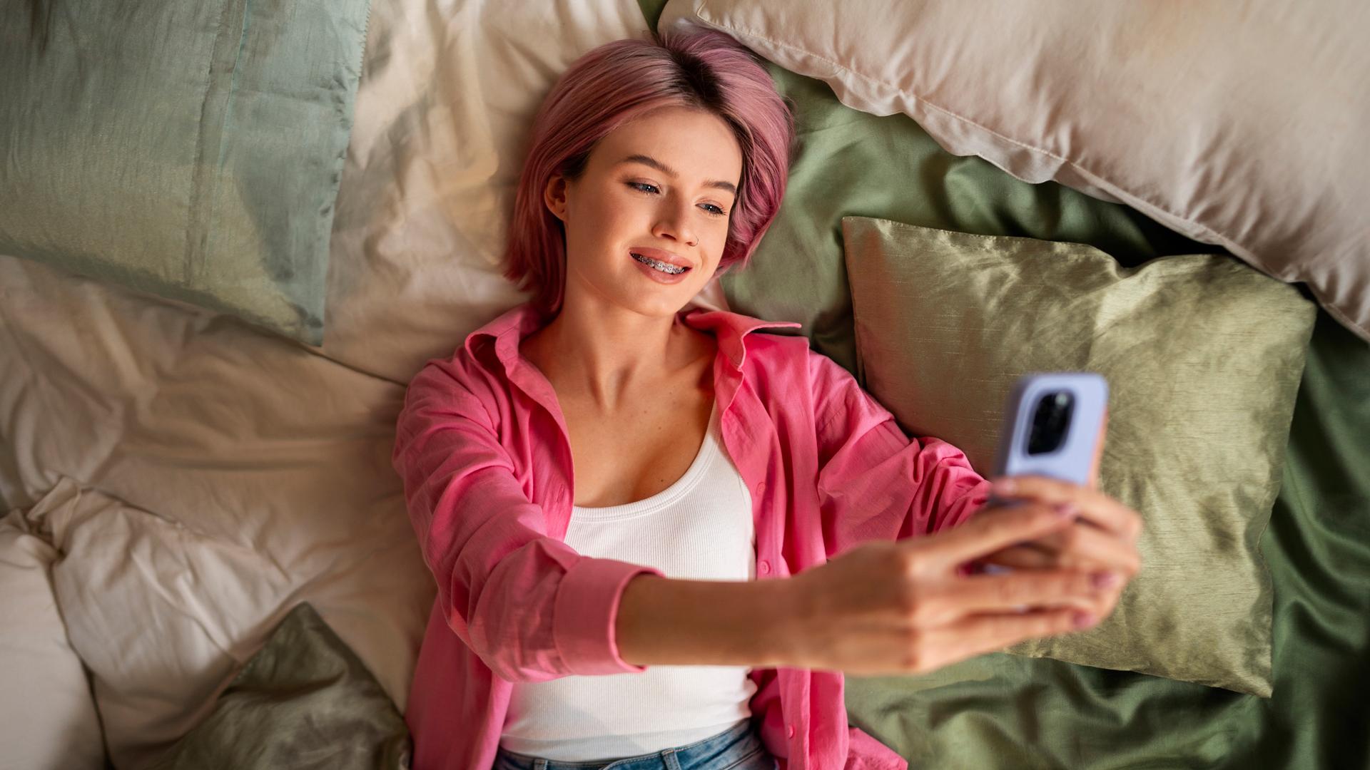 Una joven haciéndose un selfie
