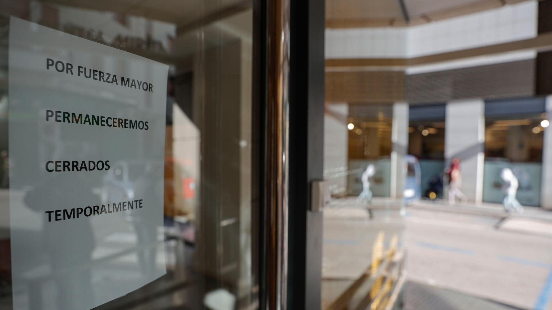 Cartel que anuncia el cierre de la clínica dental donde fue atendida la niña