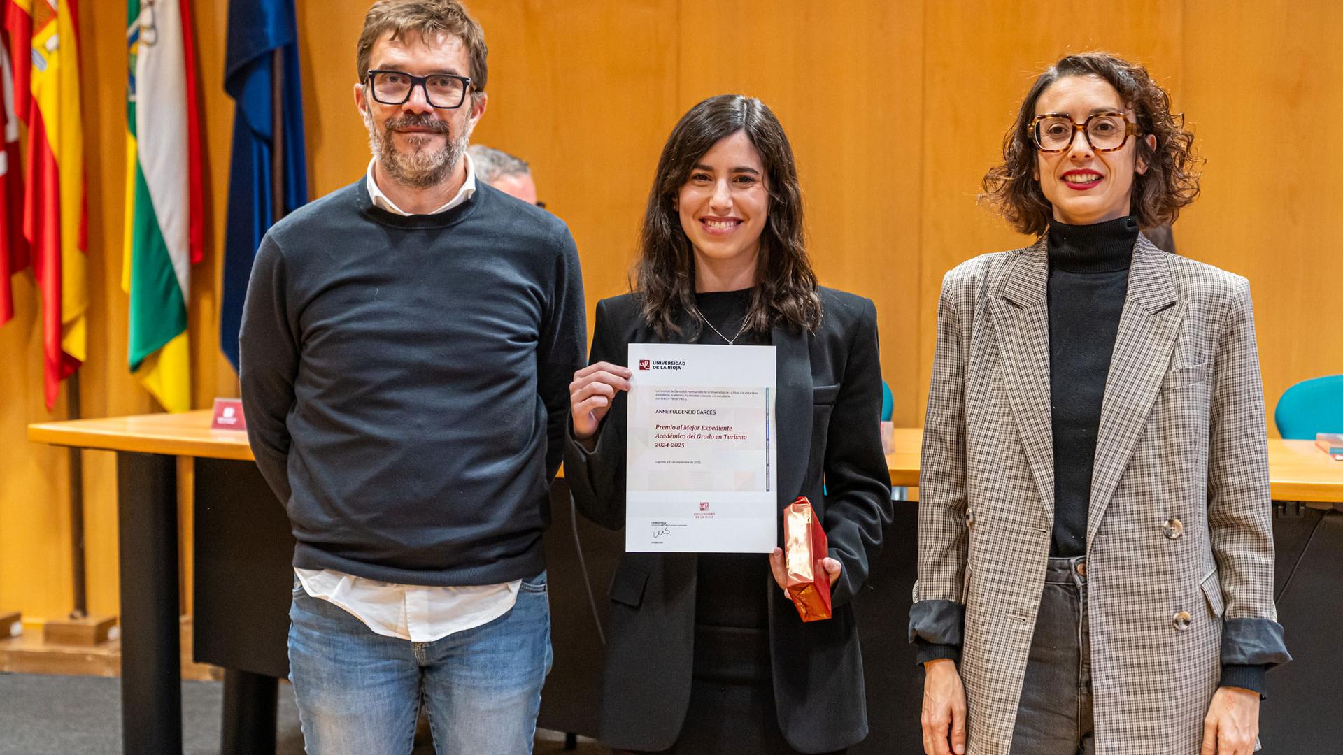 La navarra Anne Fulgencio posa junto al diploma de mejor TFG de la Universidad de La Rioja