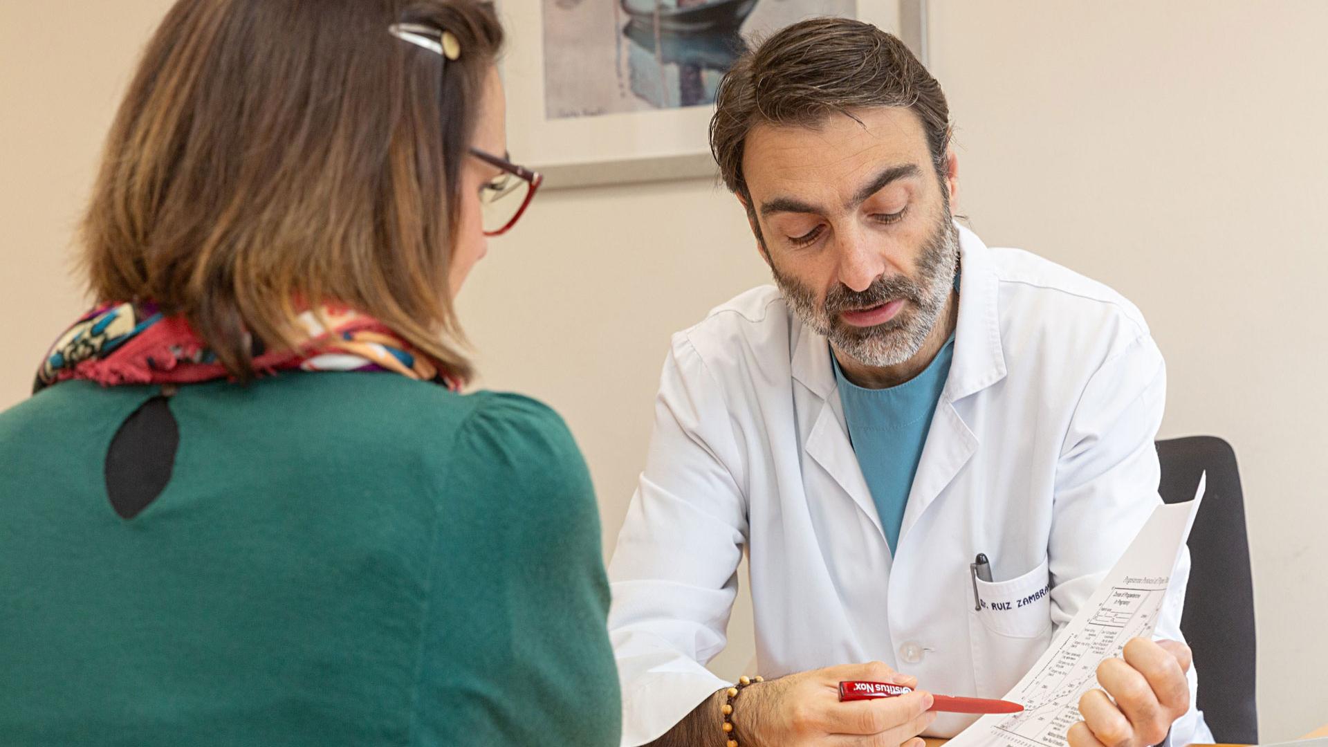 El Dr. Ruiz Zambrana atiende a una paciente en la consulta del Departamento de Ginecología y Obstetricia de la Clínica Universidad de Navarra.