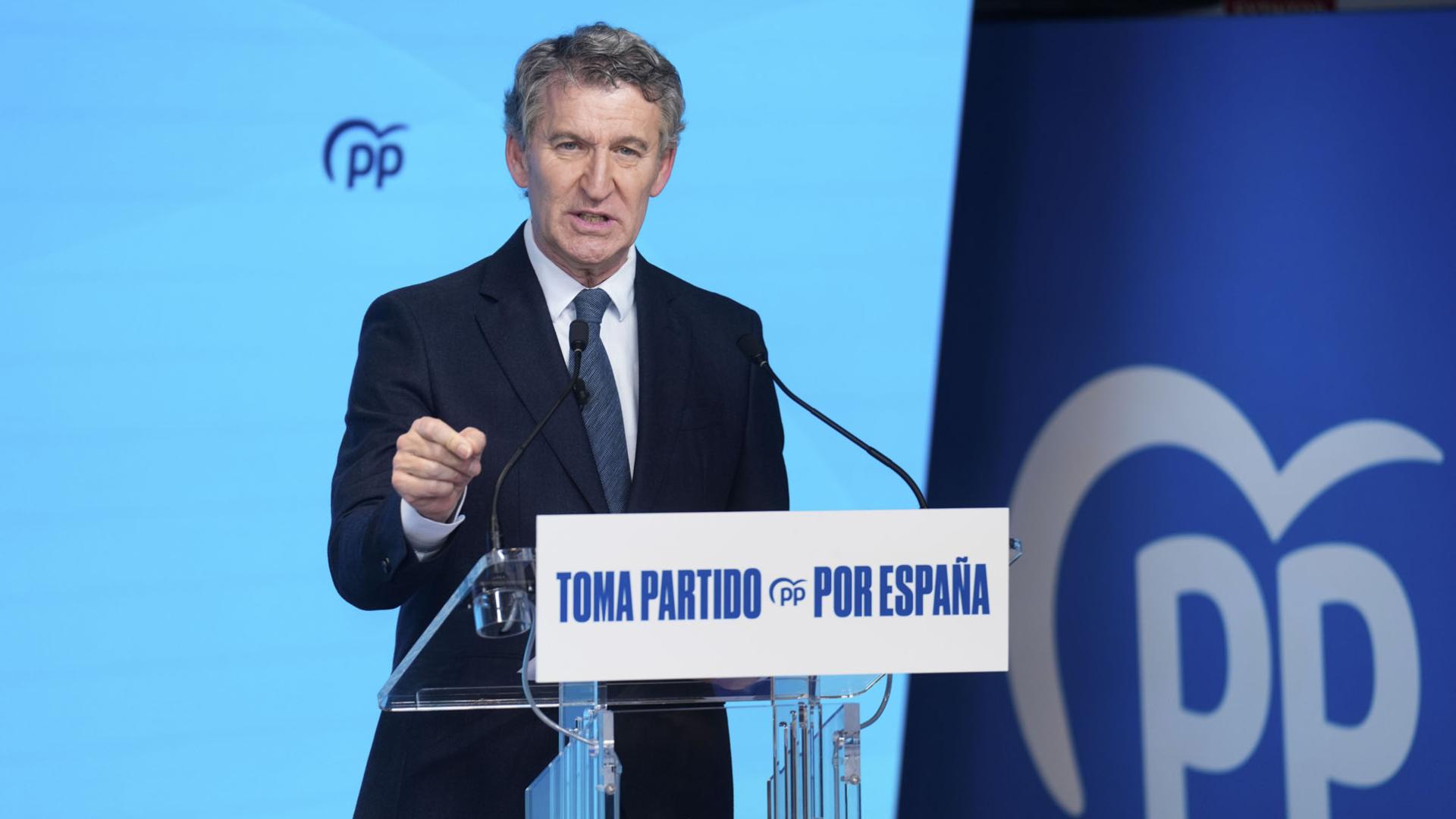 El presidente del Partido Popular, Alberto Núñez Feijóo, interviene en un acto con motivo del Día Internacional de la Eliminación de la Violencia contra la Mujer, que se conmemora el 25 de noviembre, este lunes en la sede de la formación, en Madrid