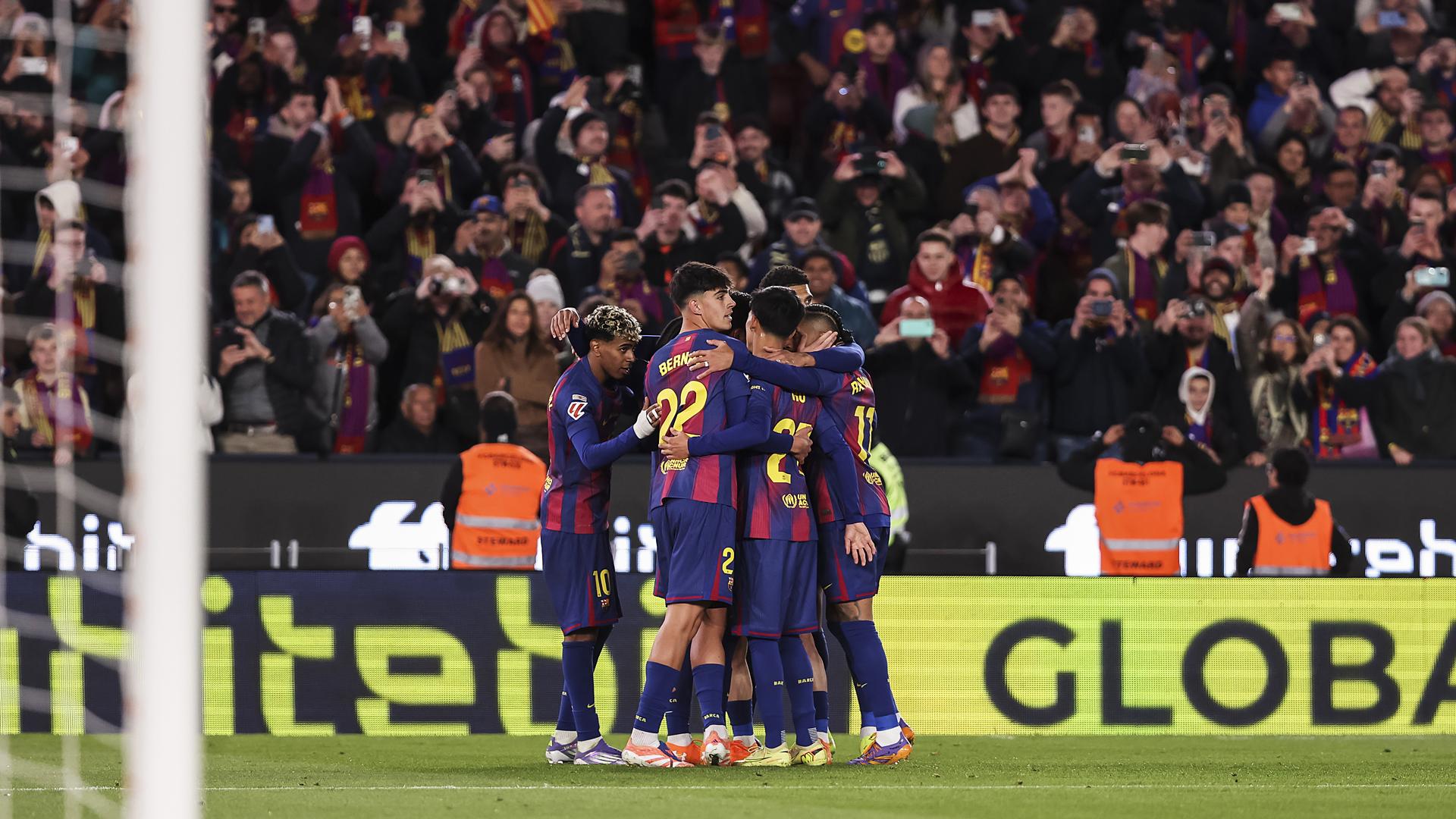 Los jugadores del Barça celebran uno de los dos goles anotados por Ferrrán contra el Athletic Club /