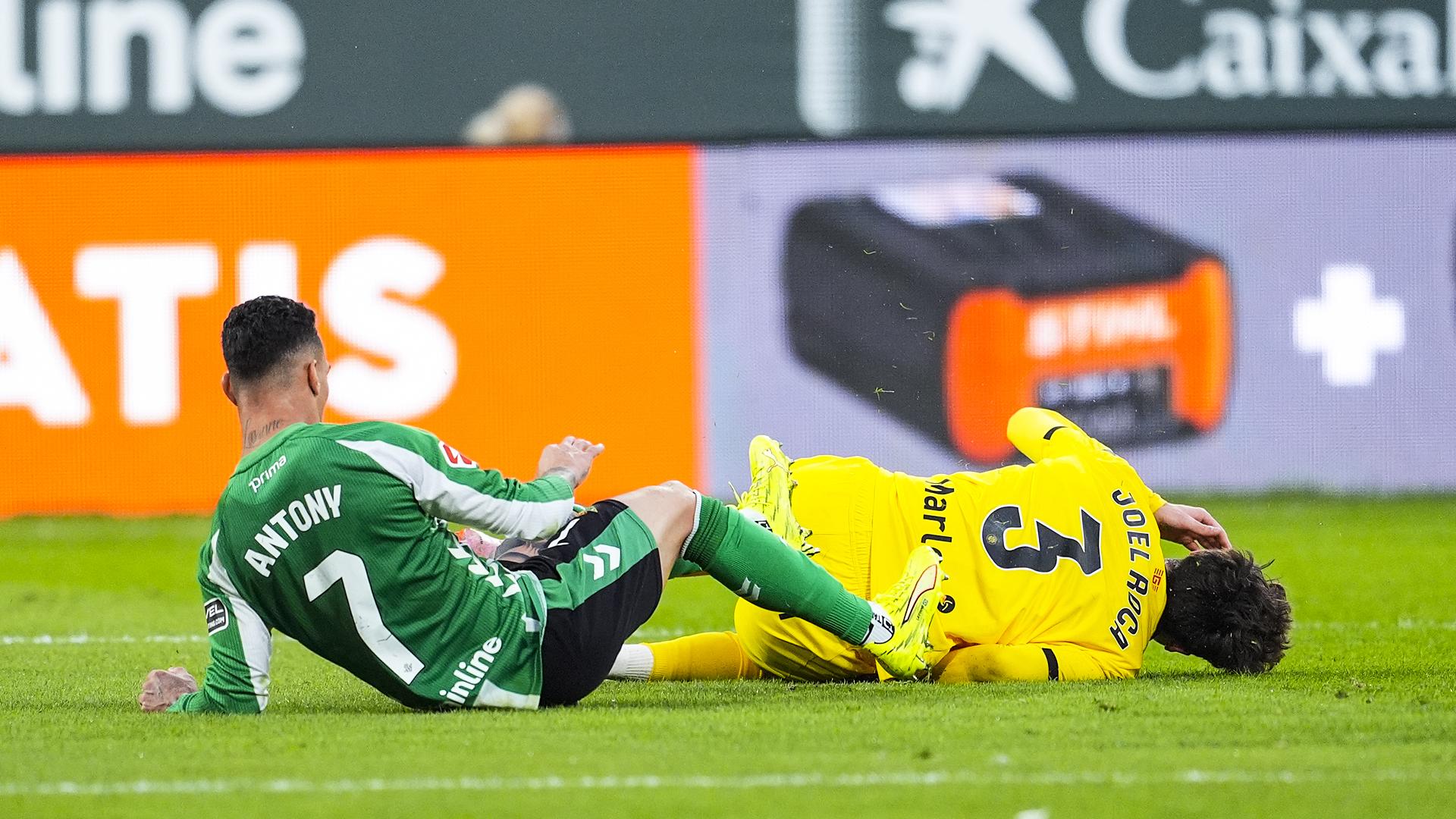 Antony Dos Santos, con la camiseta del Betis, tras golpear al jugador del Girona, Joel Roca, antes de ser expulsado /