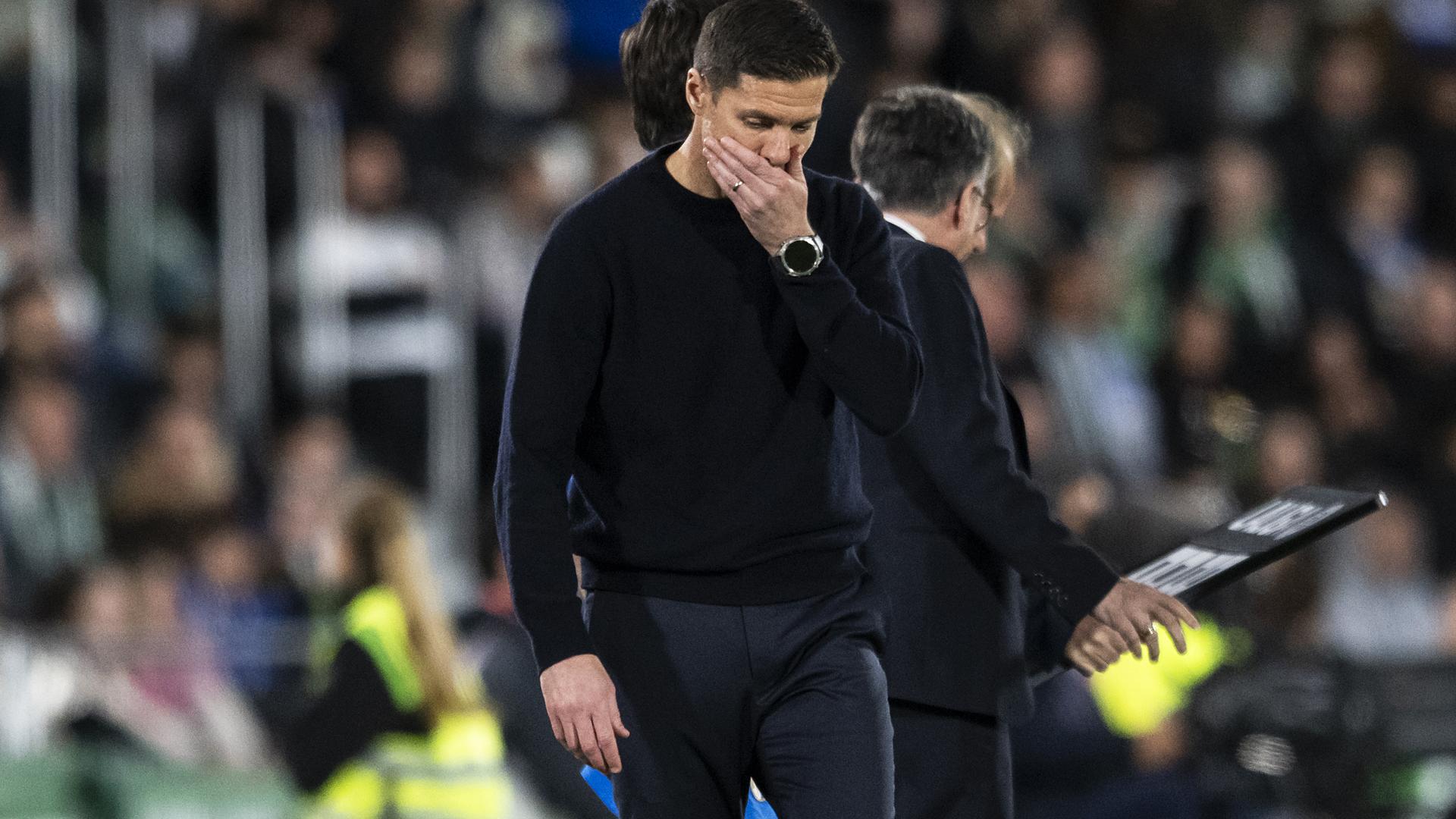 Gesto pensativo de Xabi Alonso durante el encuentro contra el Elche /