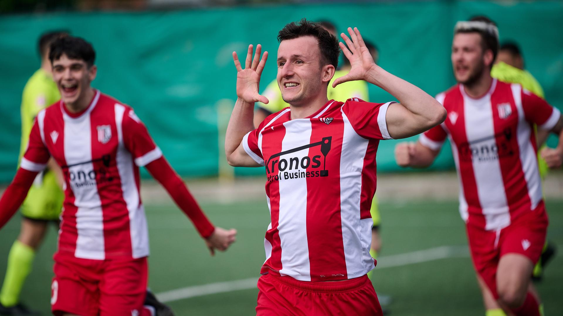 Unai Martínez celebra como Budimir uno de sus goles con el Rotxapea