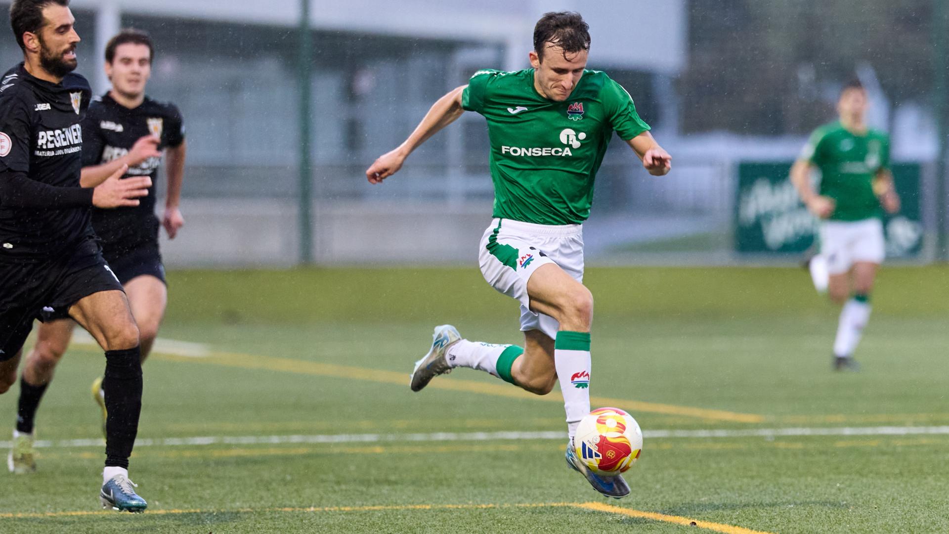 Unai Martínez, delantero del San Juan, conduce el balón ante el Izarra