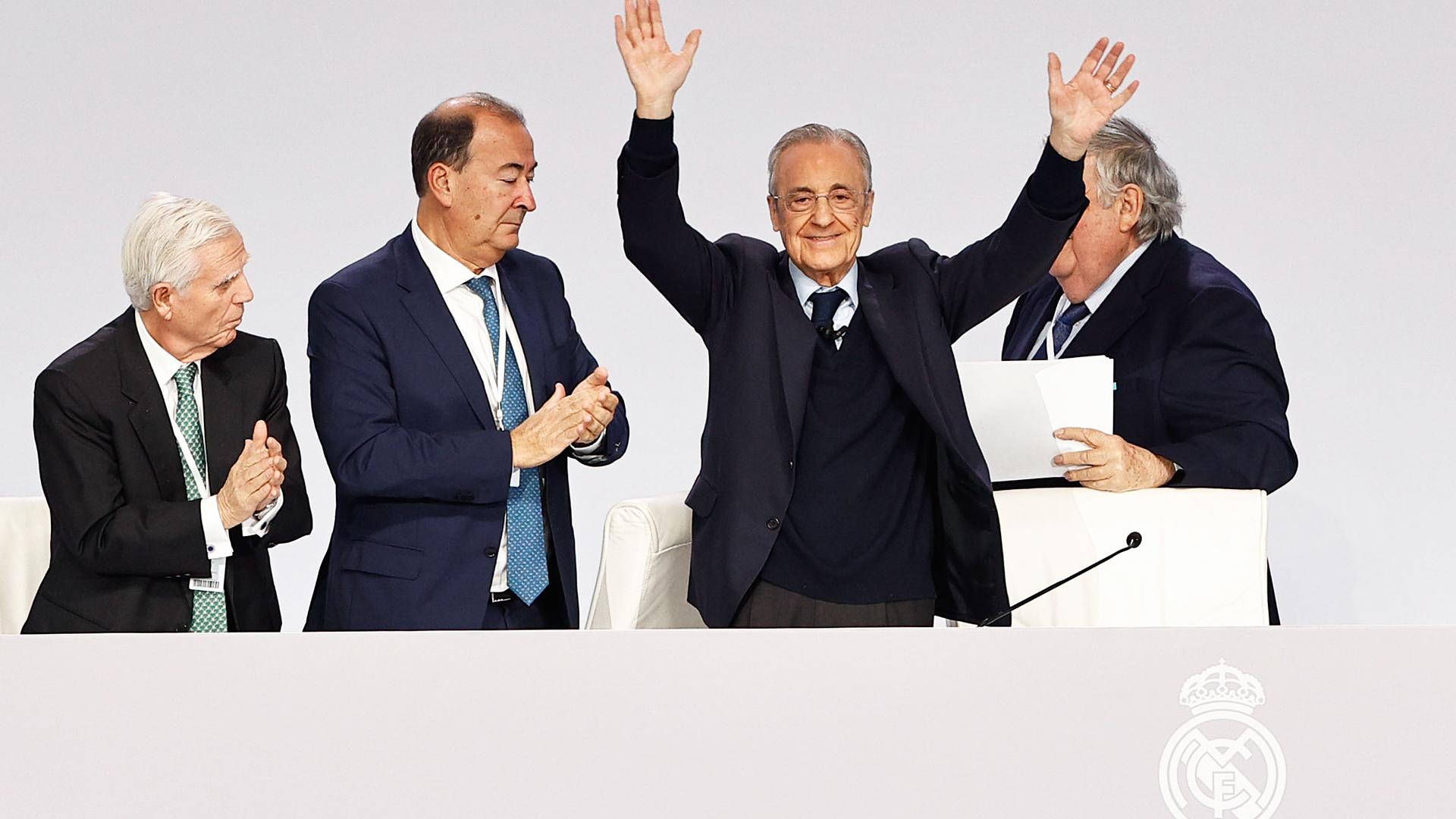 El presidente del Real Madrid y uno de los valedores de la Superliga, Florentino Pérez, recibe los aplausos tras su intervención en la asamblea general ordinaria del club este domingo en Madrid /