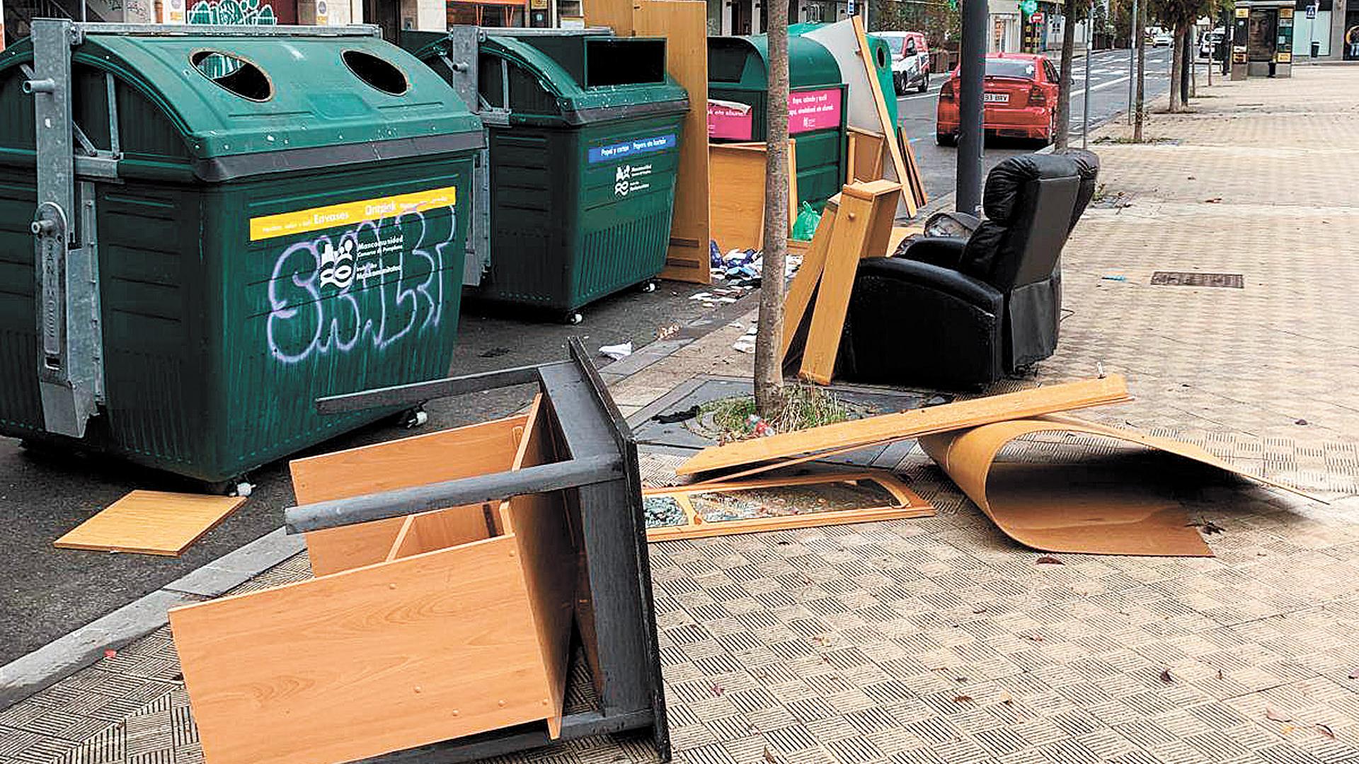 Muebles abandonados junto a una isla de contenedores en la calle río Queiles, en la plaza de la Pamplonesa /