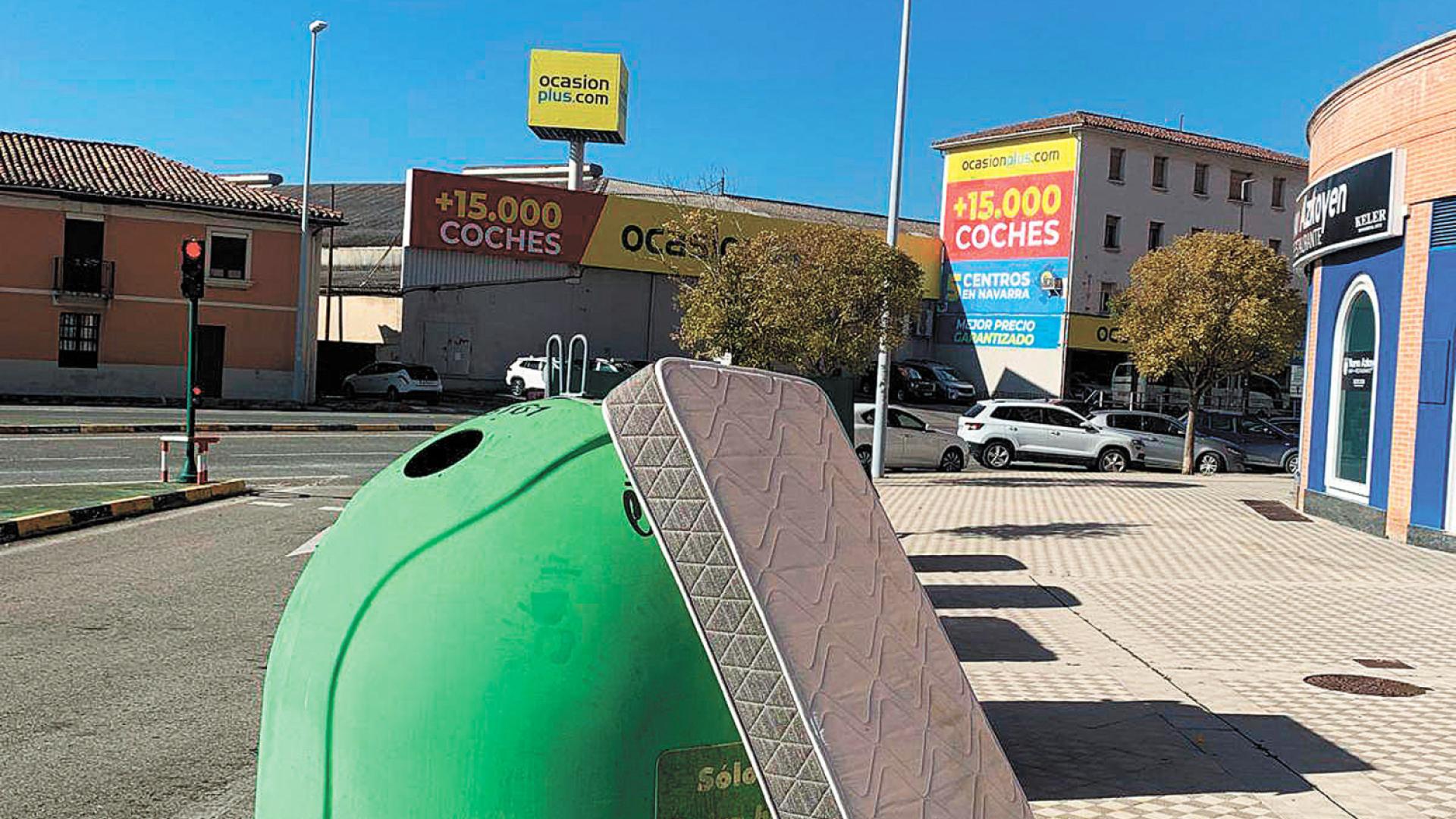 Un colchón abandonado en la avenida de Zaragoza /