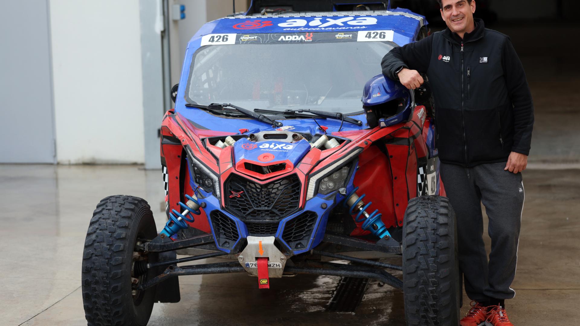 El piloto navarro Marino Zulet junto a su buggy, en la nave de Autocaravanas Aixa
