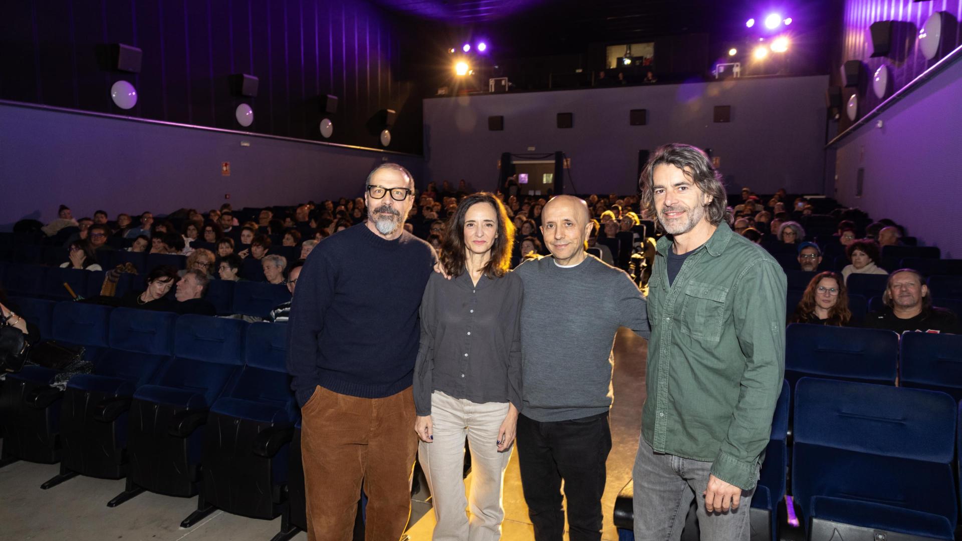 De izquierda a derecha: Fele Martínez, Ana Torrent, Luis Alegre, y Eduardo Noriega, ante el público que acudió este lunes al Cine Moncayo de Tudela para ver la proyección de ‘Tesis’