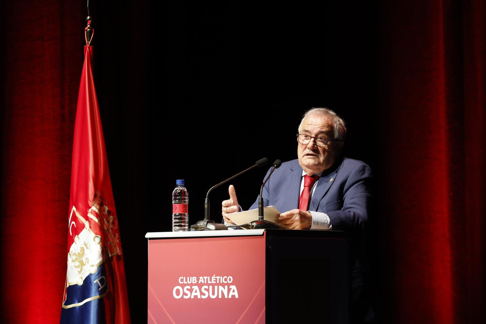 El presidente de Osasuna Luis Sabalza durante su intervención en las asambleas, una Ordinaria