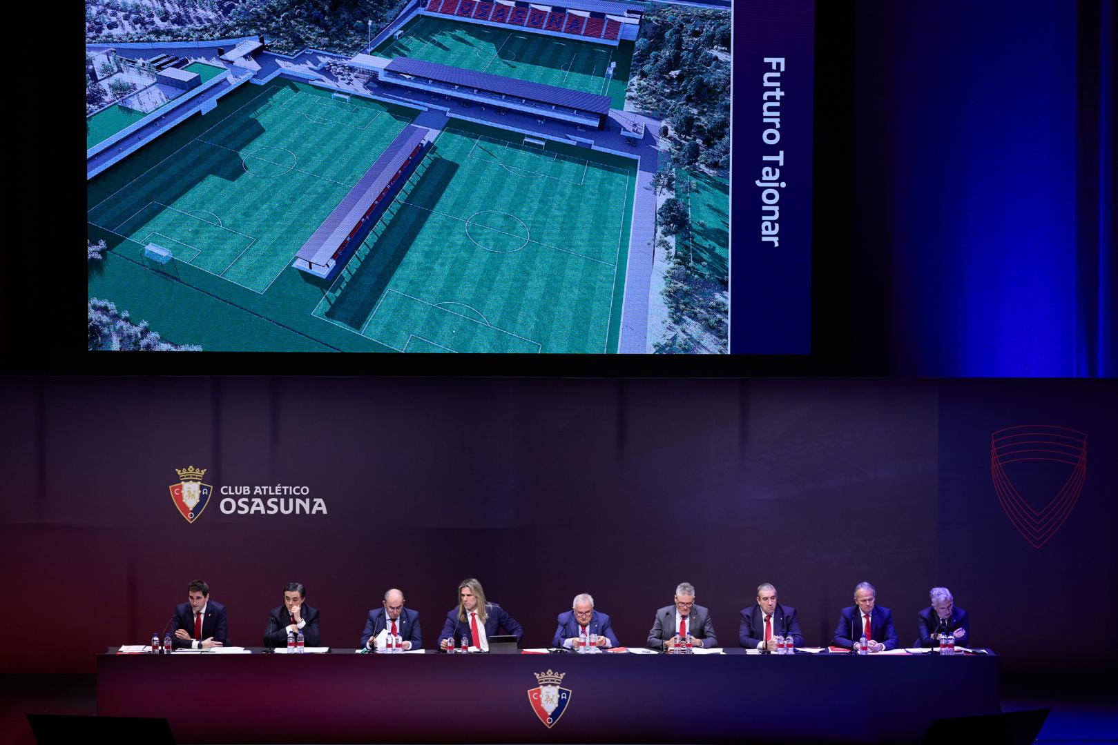 Rafa Sáenz, Ignacio Busto, Josetxo Pérez de Zabalza, César Muniain, Luis Sabalza, José Andrés Burguete, Miguel Salcedo, Manuel Piquer y Fran Canal, en la asamblea