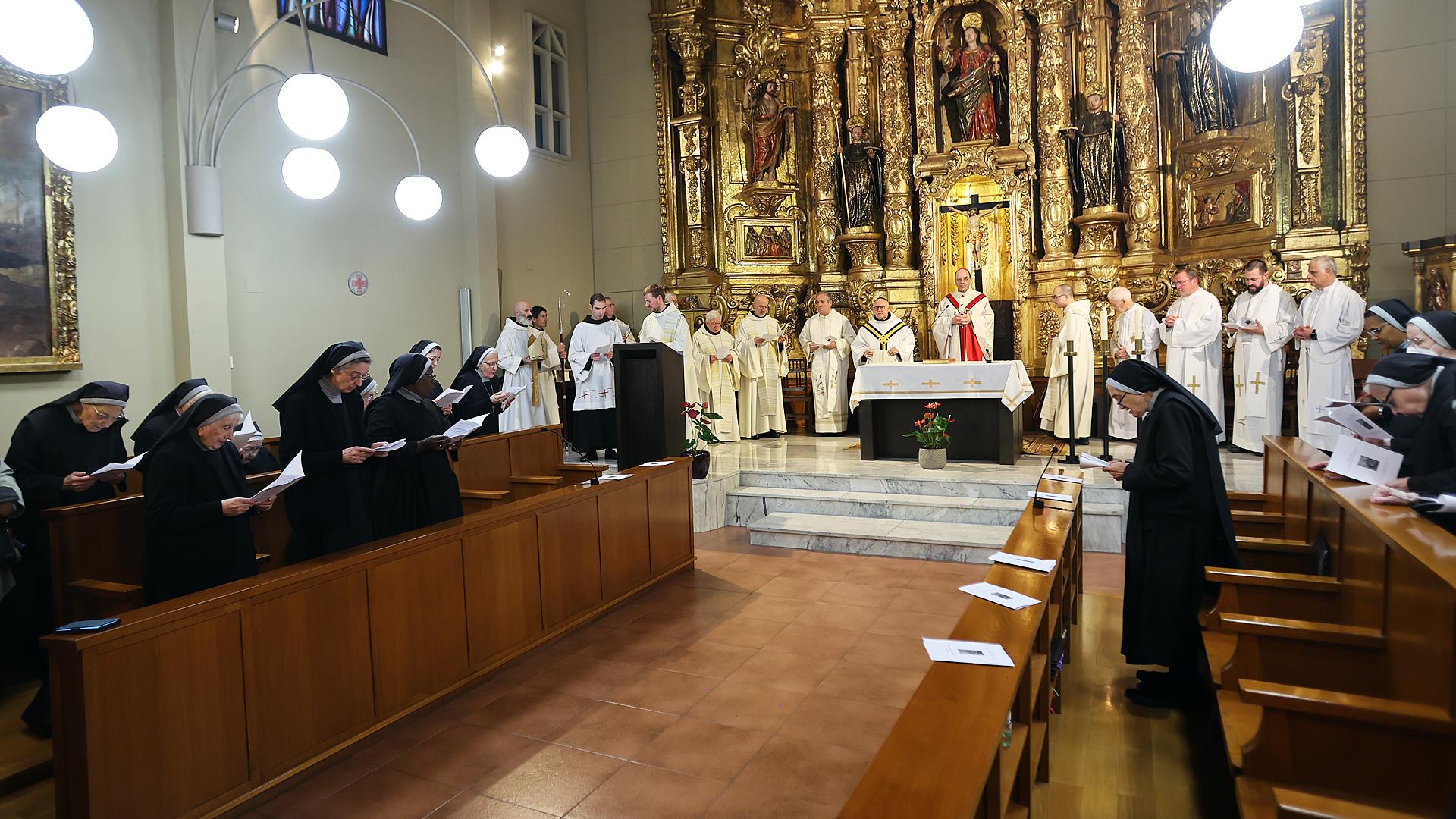 La comunidad de Alzuza junto a hermanas venidas de Estella, Guadalajara, Galicia y Cataluña en la misa en honor a San Benito celebrada este lunes, 24 de noviembre, y que presidió el arzobispo /