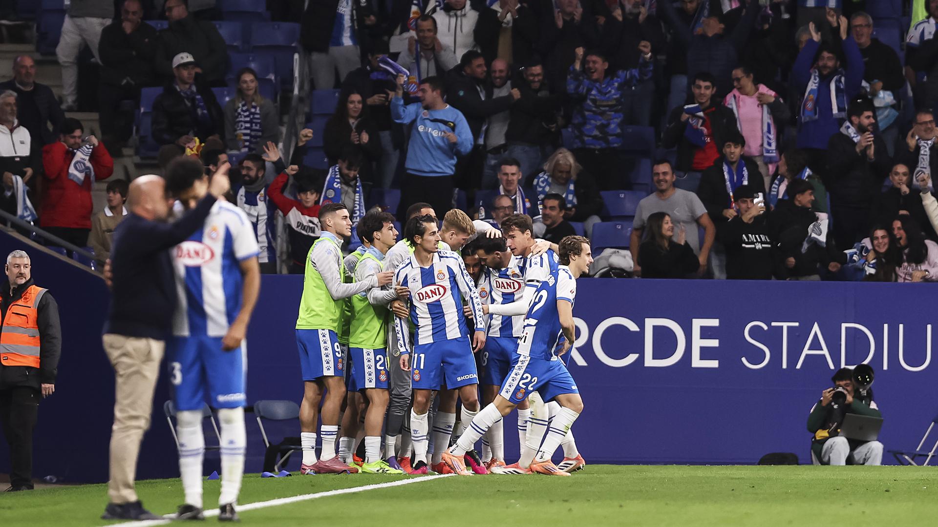 Los jugadores del Espanyol celebran el tanto de Pere Milla que inauguraba el marcador /