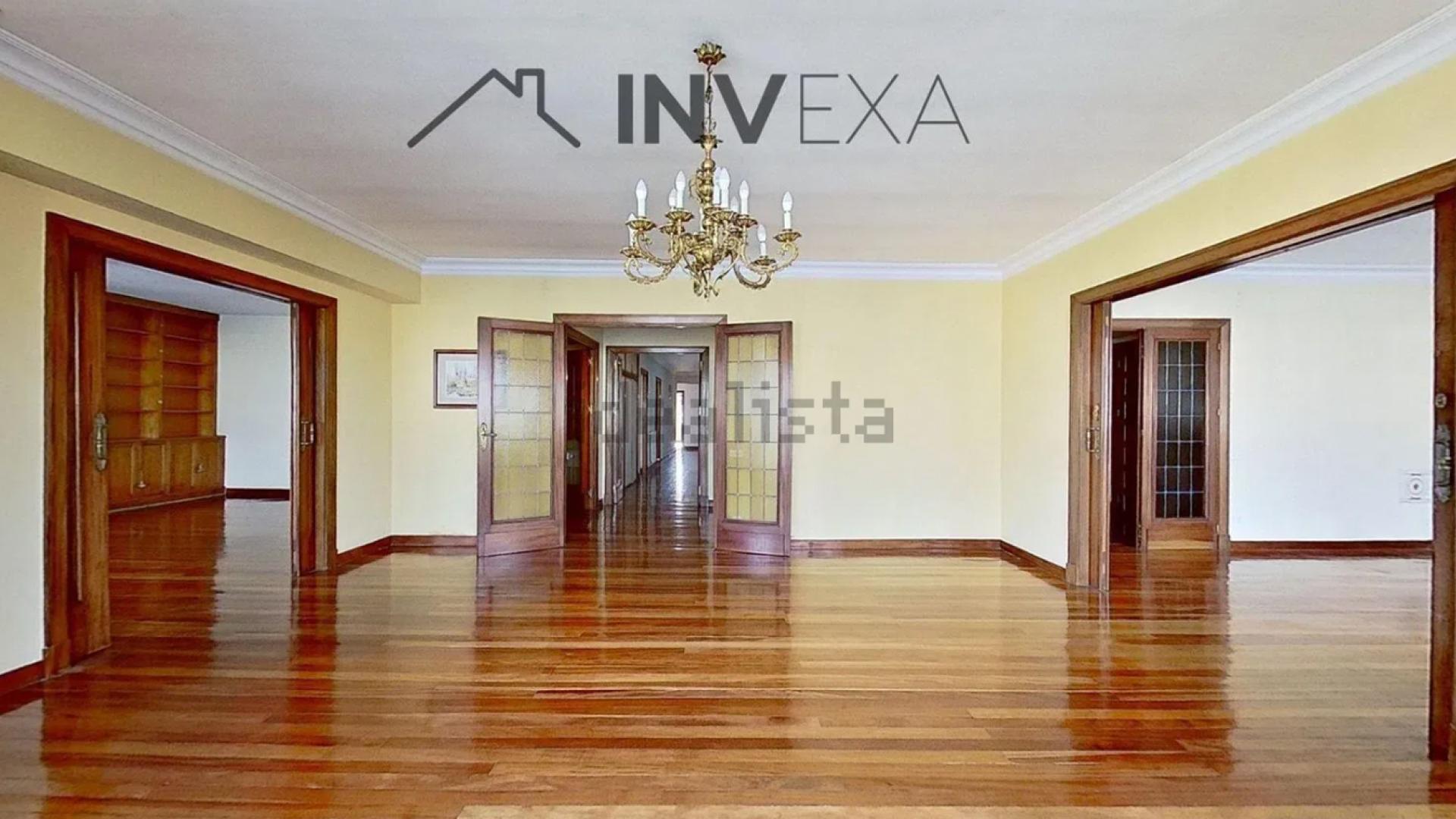 Salón principal con acceso a las dos salas adyacentes