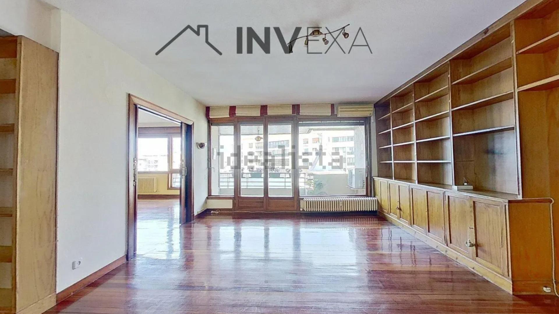 Zona del salón con salida a uno de los balcones de la vivienda