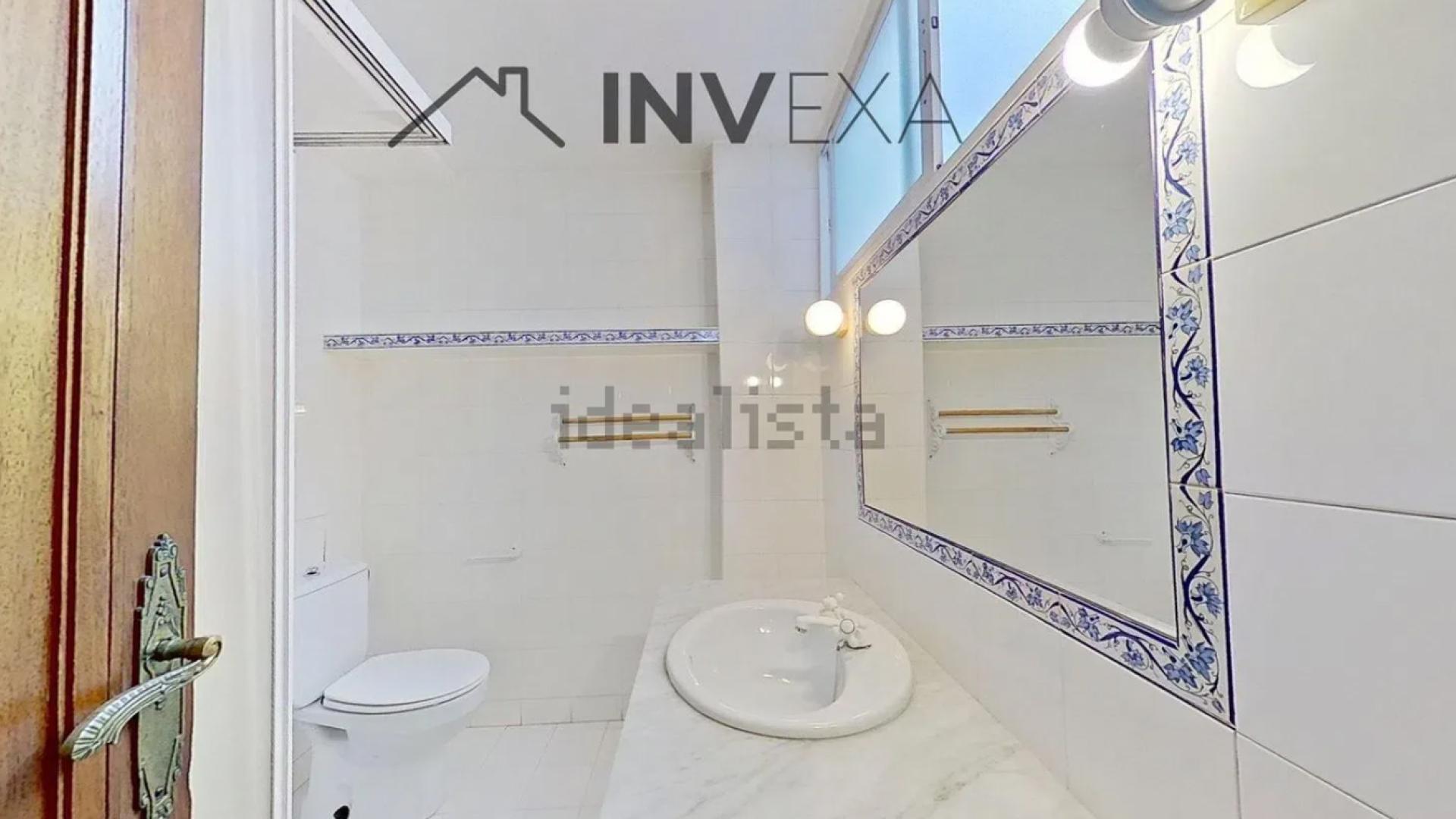 Tres de los cuatro baños están ubicados dentro de las habitaciones