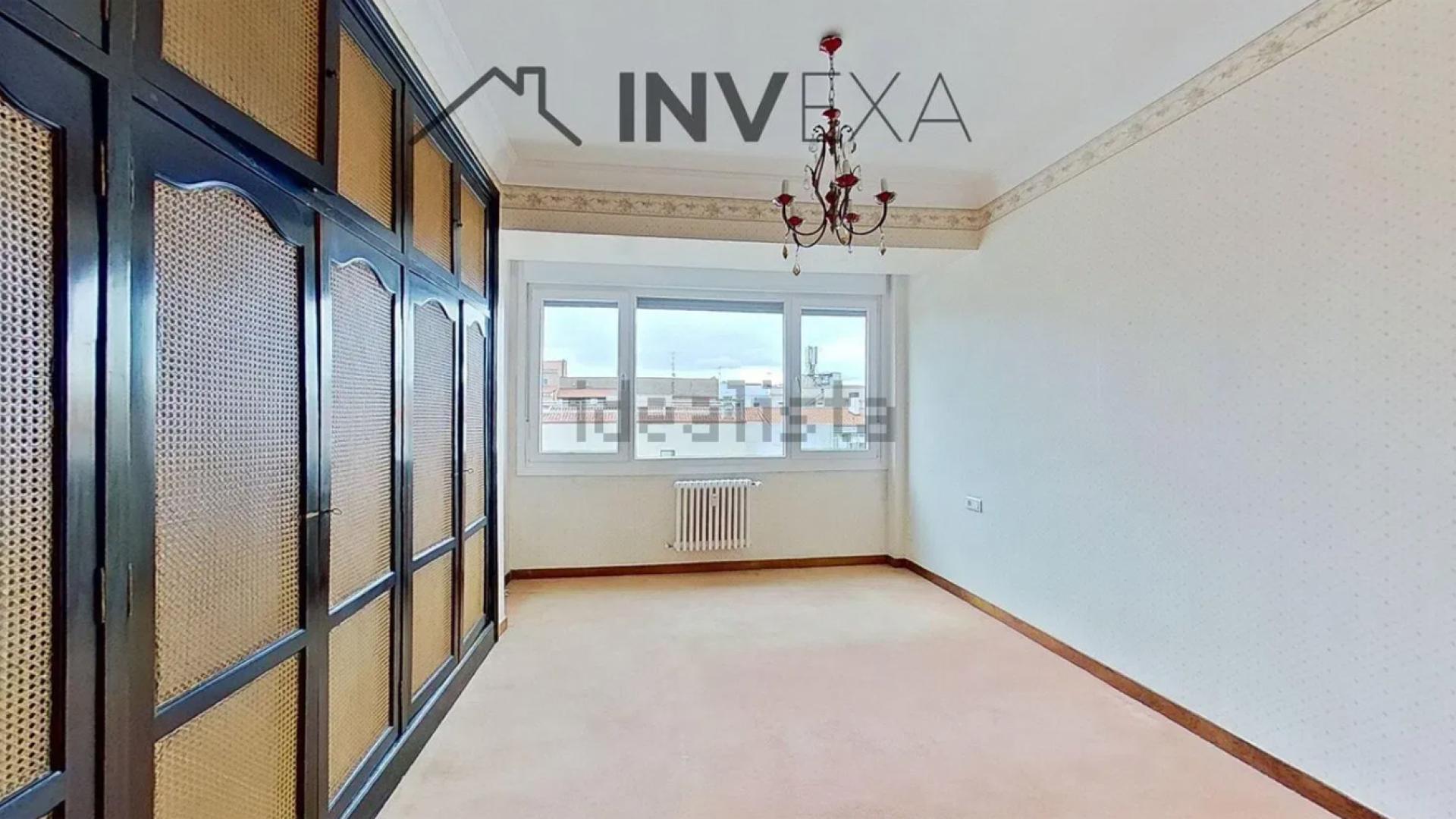 Habitación con armario empotrado