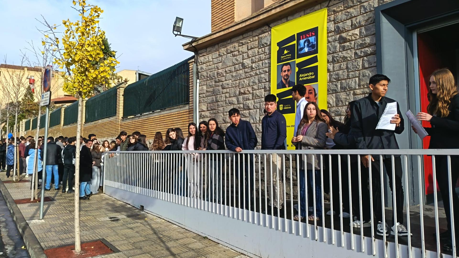 Los alumnos de los centros educativos empiezan a llegar al Cine Moncayo.