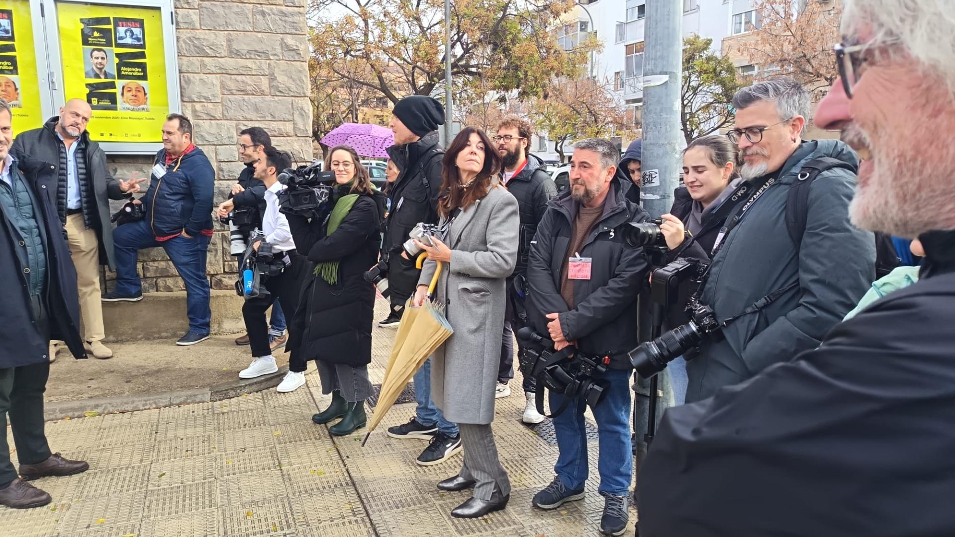 Expectación mediática a las puertas del Cine Moncayo ante la inminente llegada de la Reina
