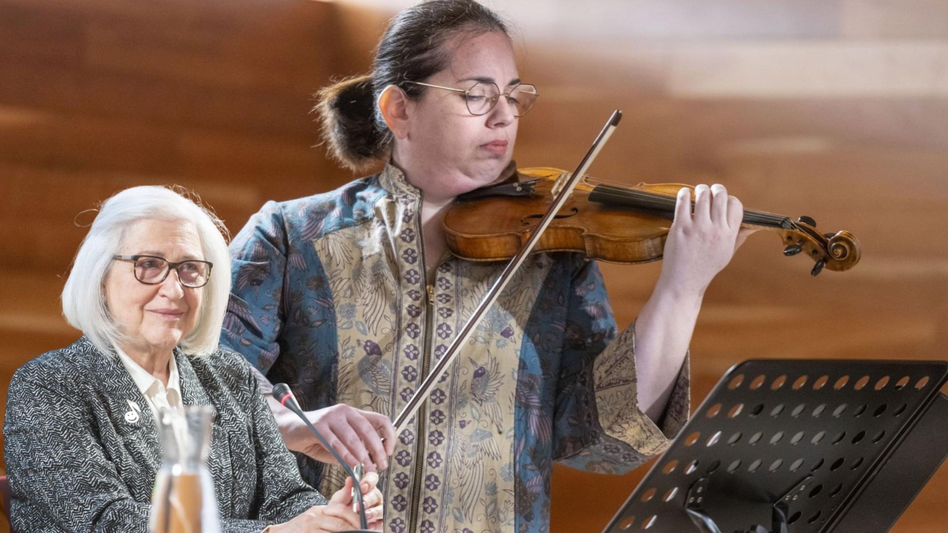 La violinista Cecilia Bercovich y la compositora Teresa Catalán, en un concierto comentado.