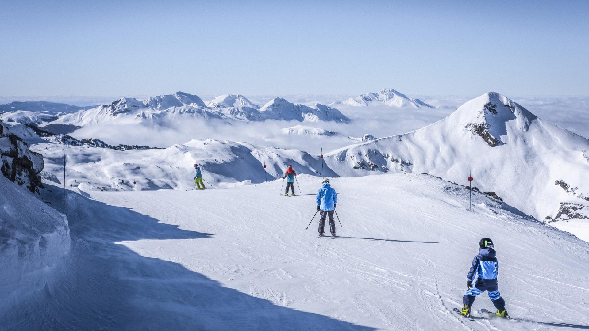 Esquiadores descendiendo por el Boulevard des Pyrenees en Arette-La Pierre Saint Martin en una temporada anterior